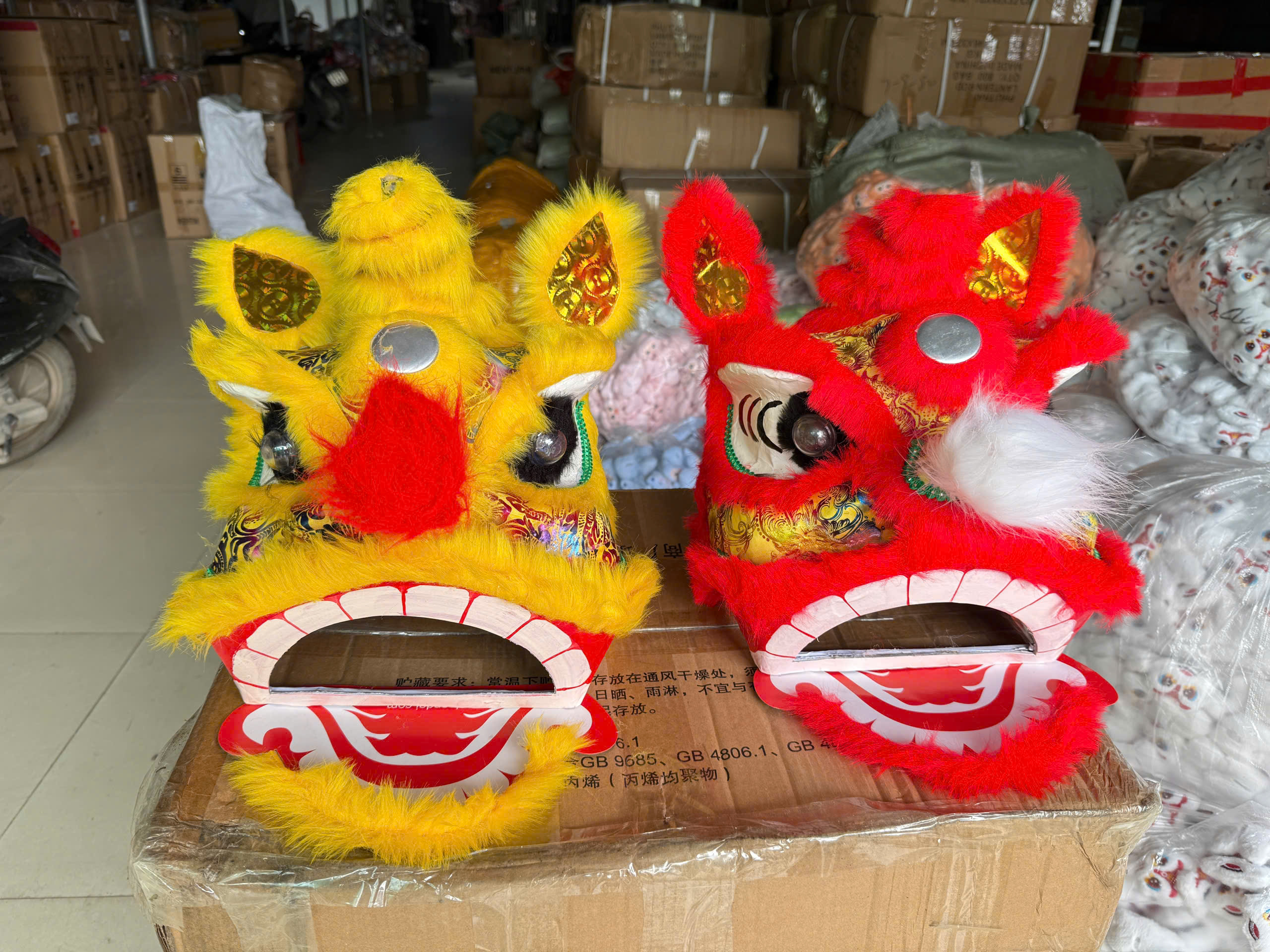 Đầu lân gấm hàng đẹp Vàng