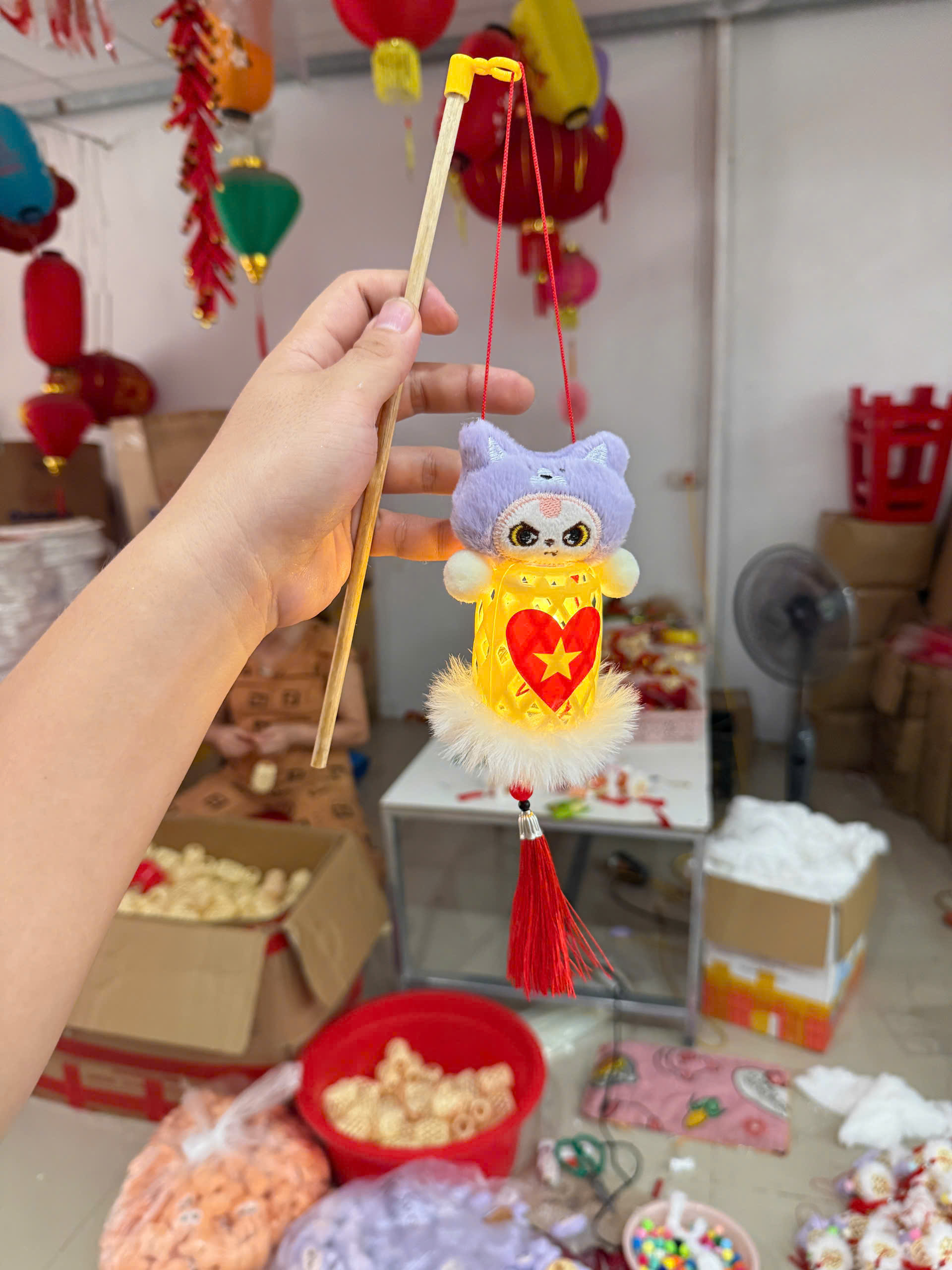 Đèn lồng dọ gấu thân dài có đèn + tay cầm