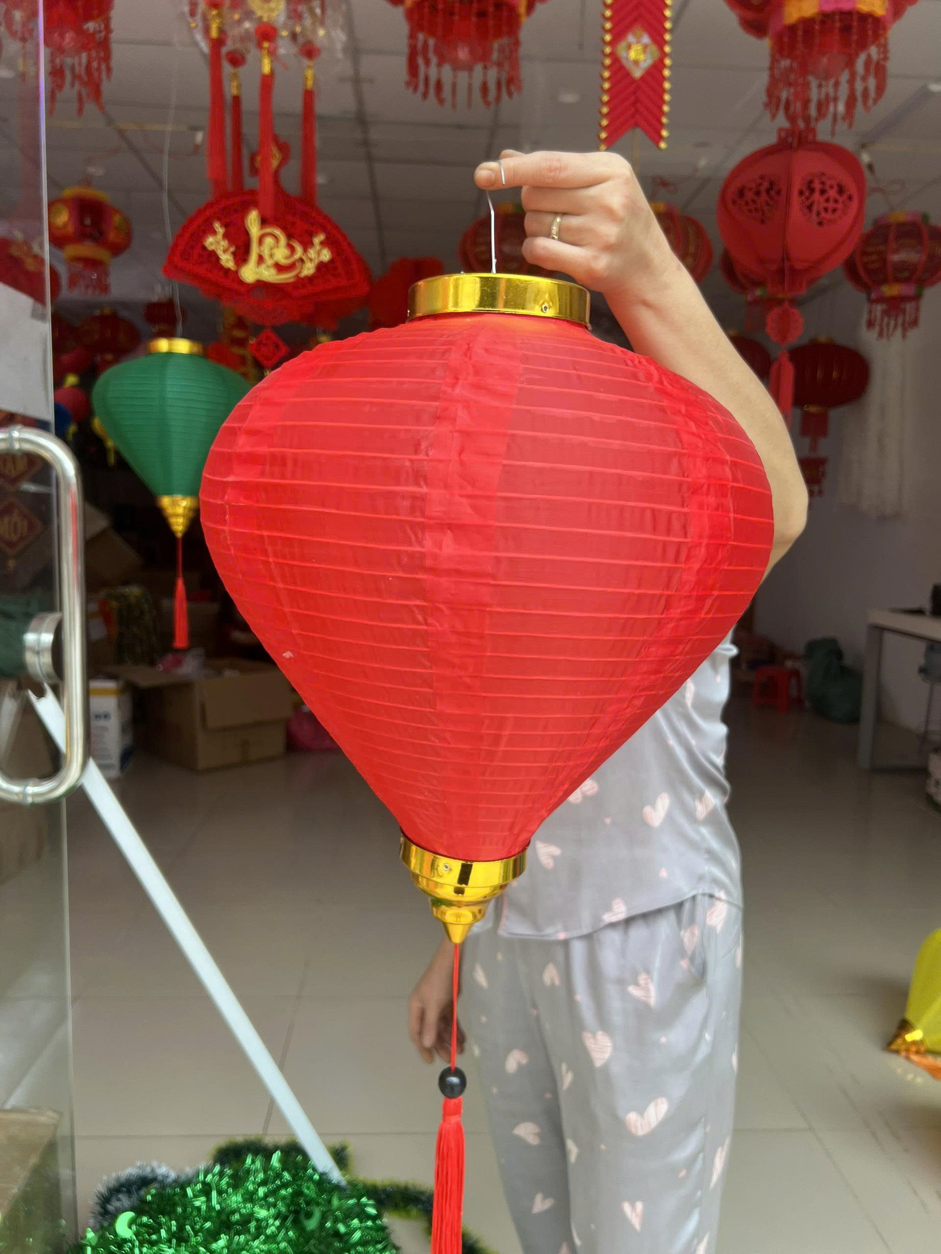 Đèn lồng hình Tỏi Vải thường L2 Nhỏ 30x40cm - Đỏ