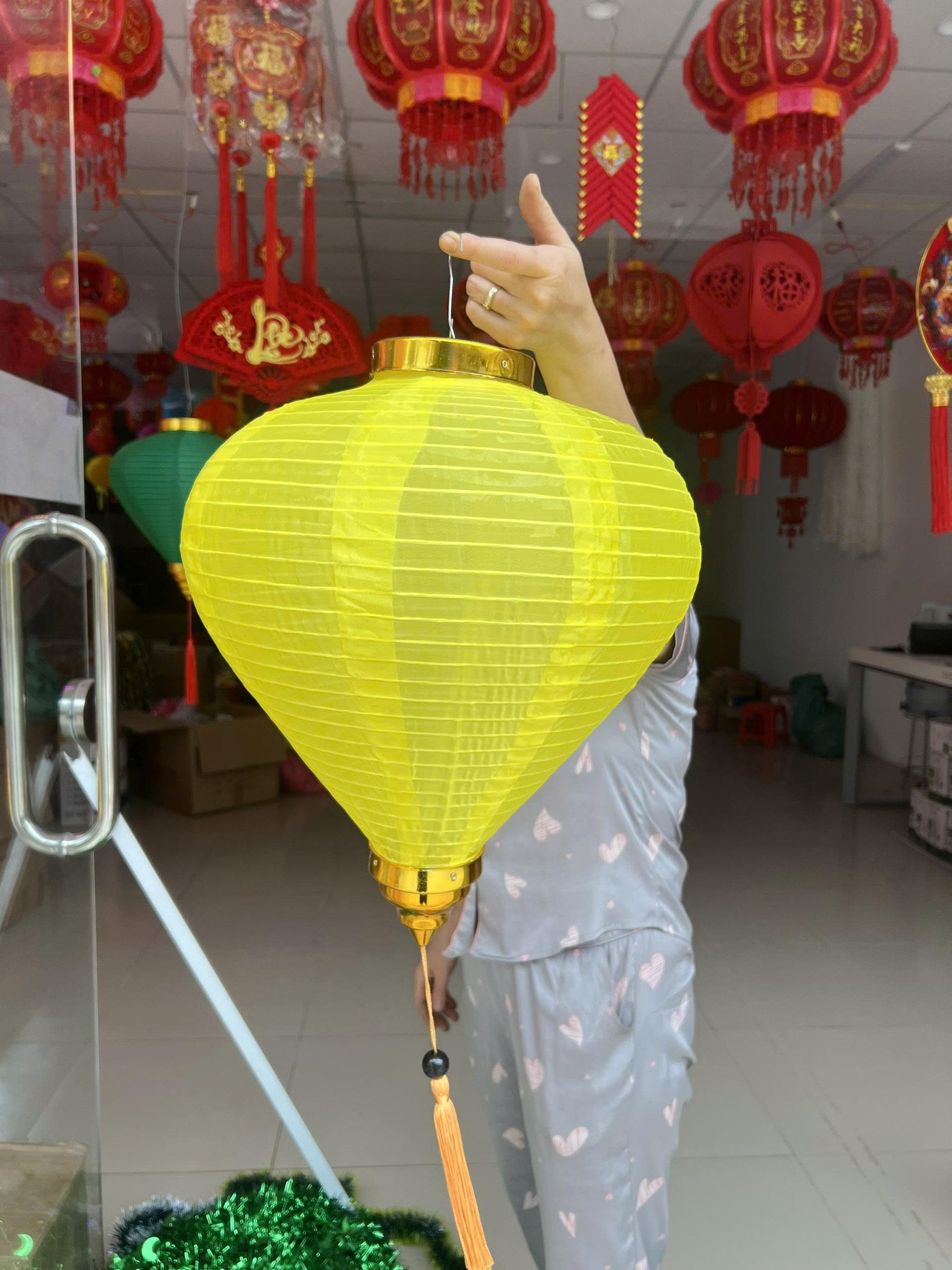 Đèn lồng hình Tỏi Vải thường L2 Nhỏ 30x40cm - Vàng