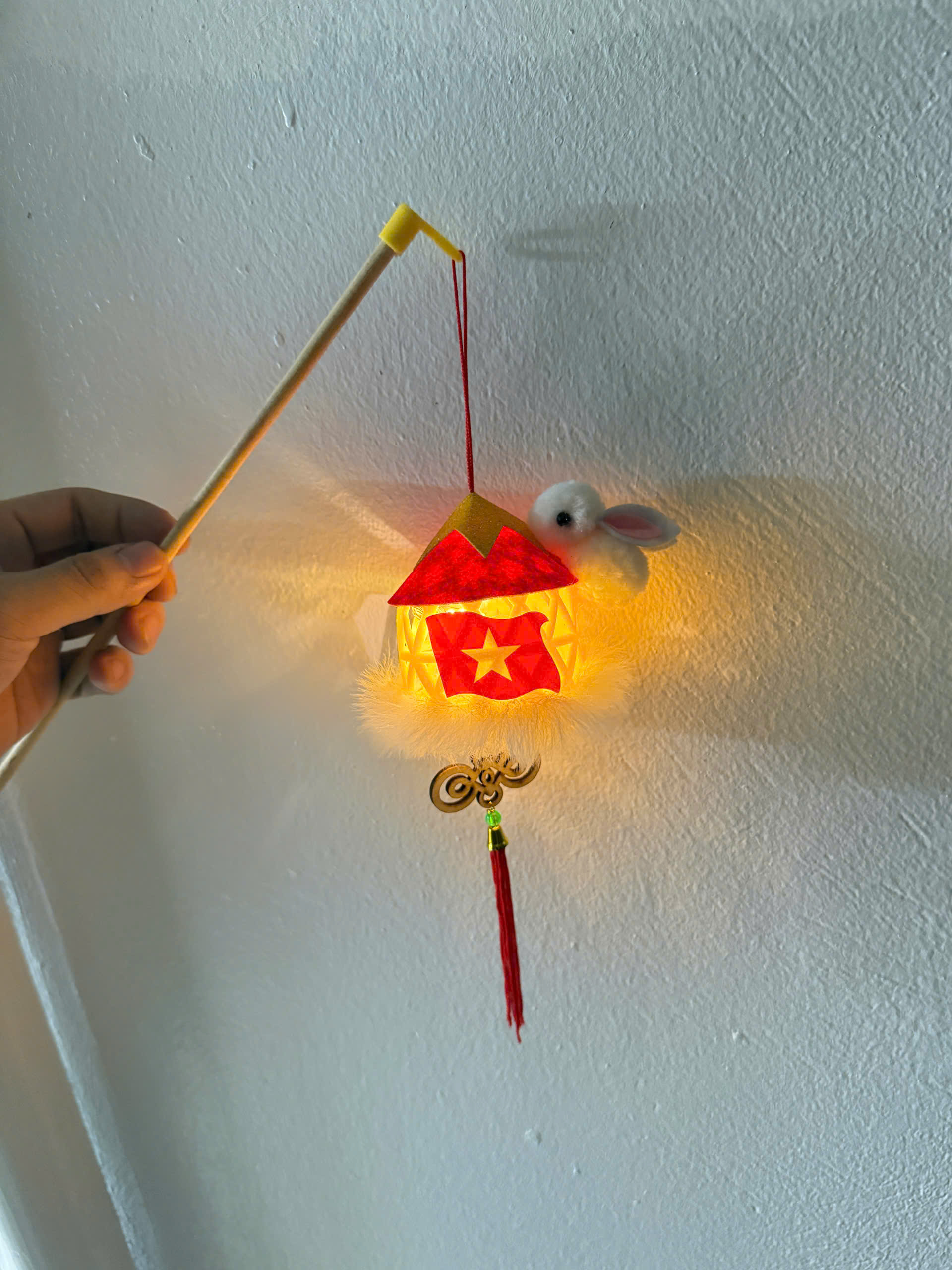 Lồng đèn thỏ bám nón yêu nước