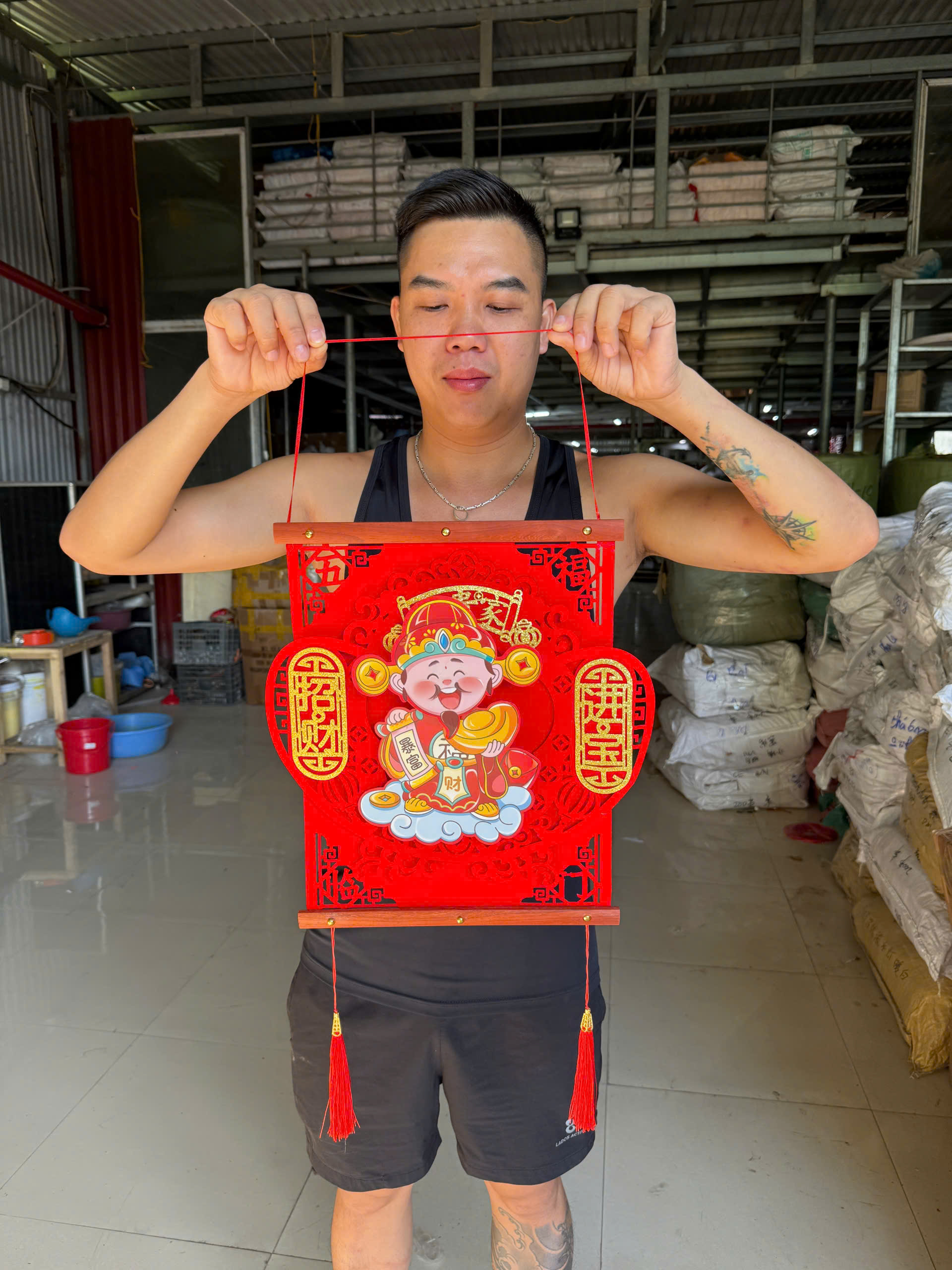 Thần tài lắc đầu nẹp gỗ chữ tàu