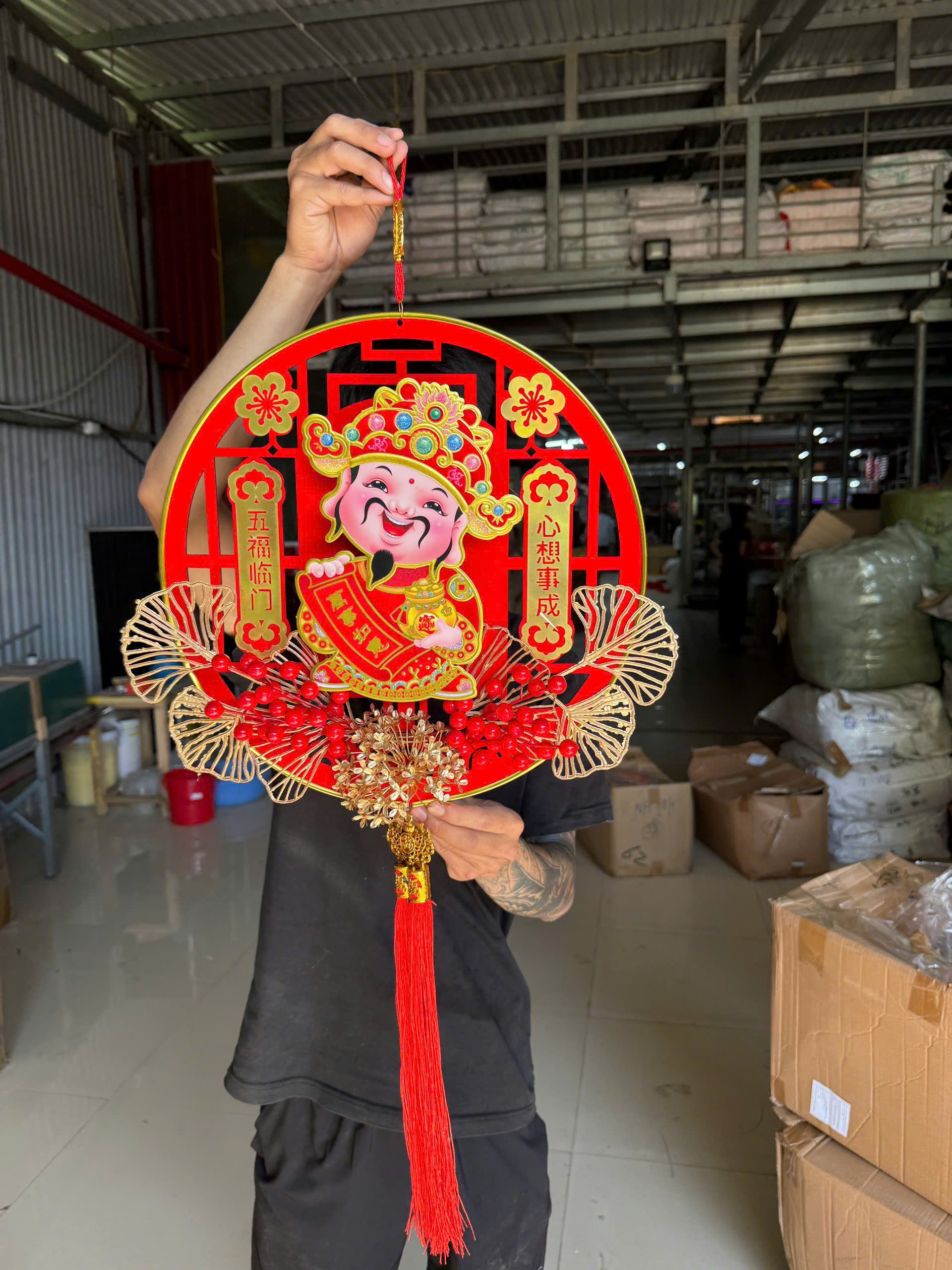 Thần tài lắc đầu tròn có hoa chữ tầu