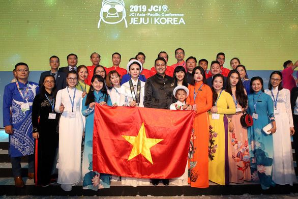 Áo dài Tuấn Thi gây ấn tượng tại hội nghị JCI Thế giới