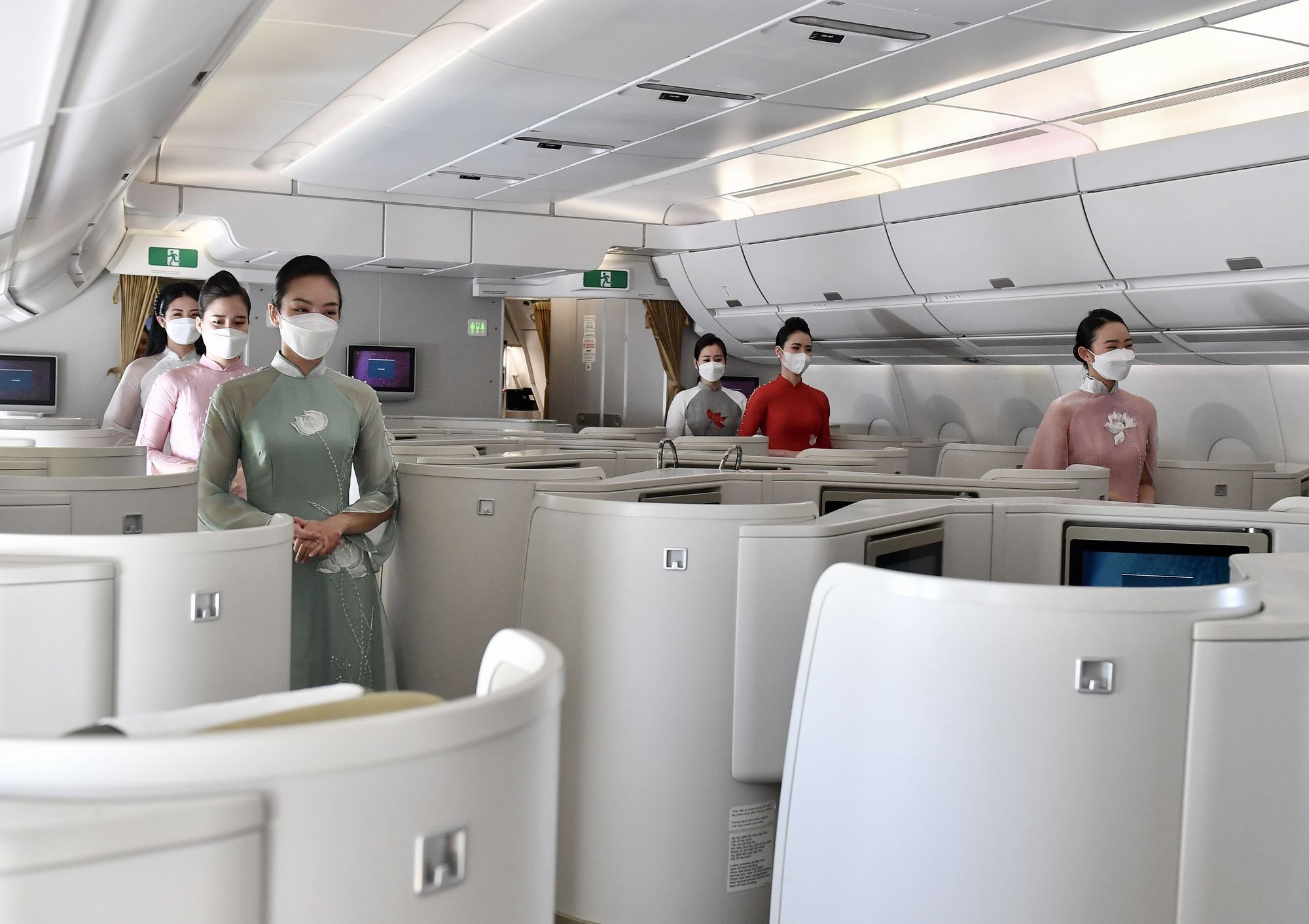 Dàn tiếp viên Vietnam Airlines diện áo dài hoa sen lên máy bay vào đúng ngày 20/10