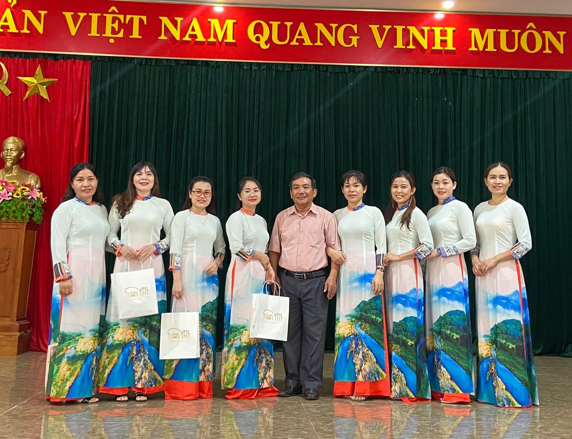ÁO DÀI: ĐỒNG PHỤC HỘI NHÓM ĐỘC ĐÁO VÀ THU HÚT CHO CÁC CHỊ EM