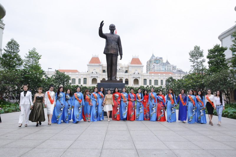 Lãnh đạo và đại sứ HTKNYT dâng hương Tượng đài Bác Hồ trong trang phục áo dài Tuấn Thi