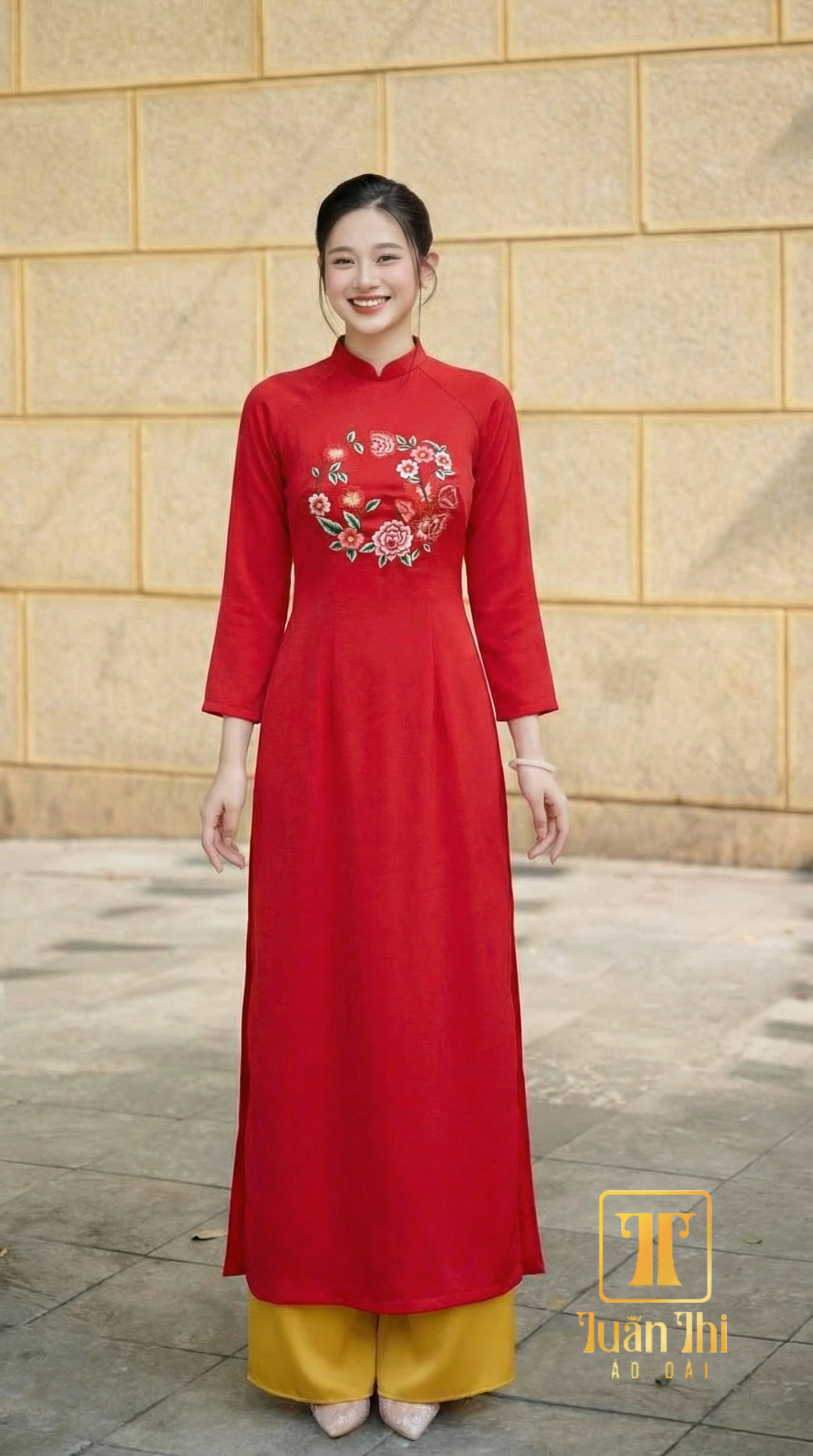 ADCT Đỏ tươi thêu vòng hoa ngực