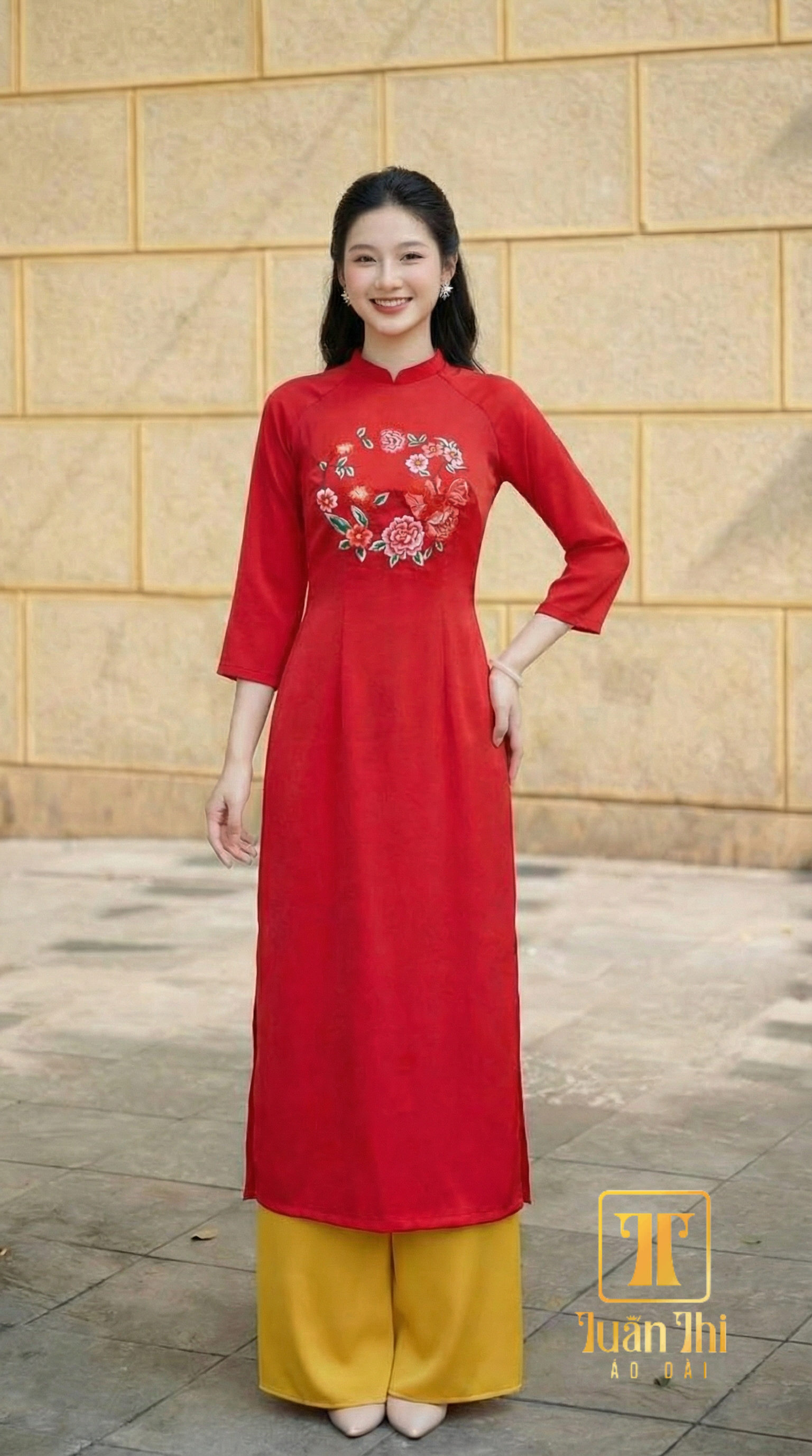 ADCT Đỏ tươi thêu vòng hoa ngực