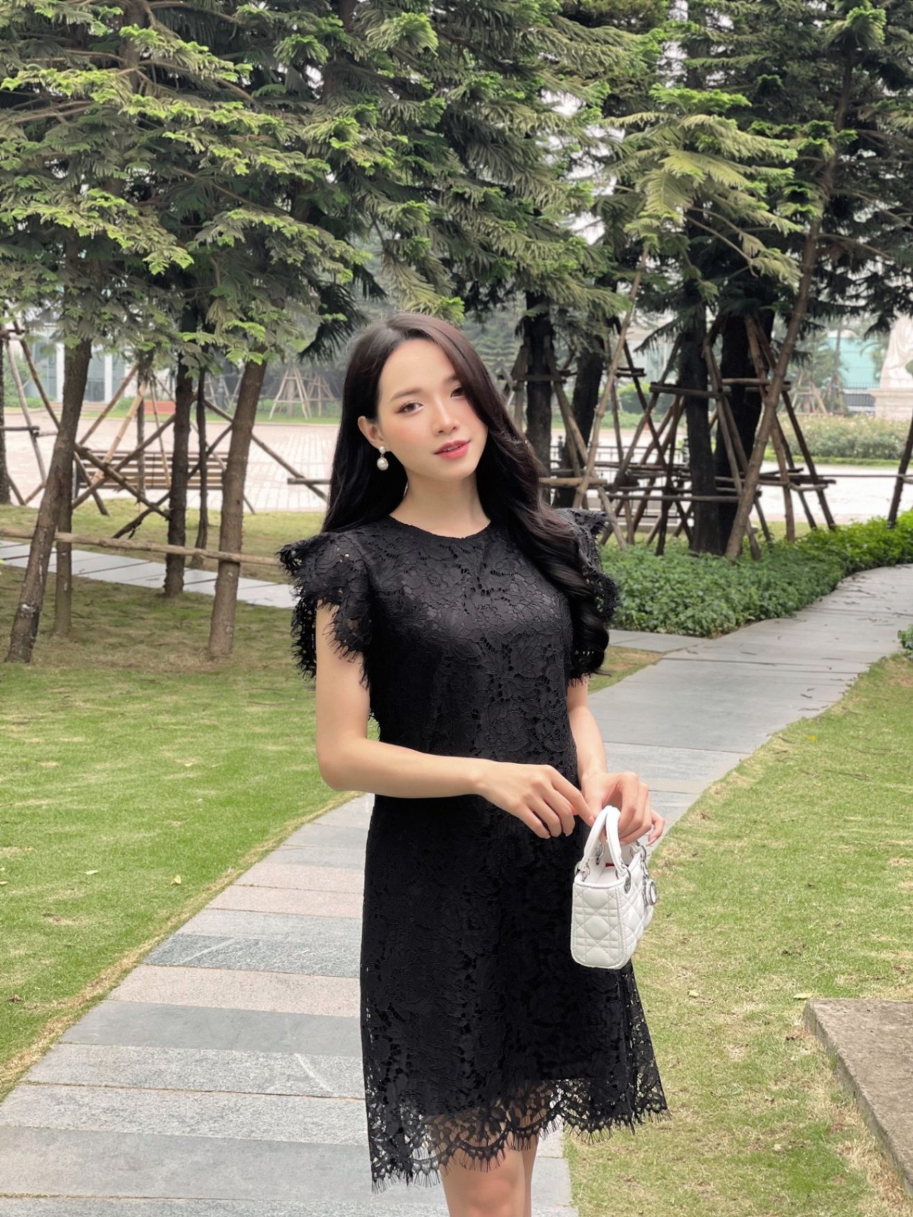 Đầm ren suông, tay 2 tầng