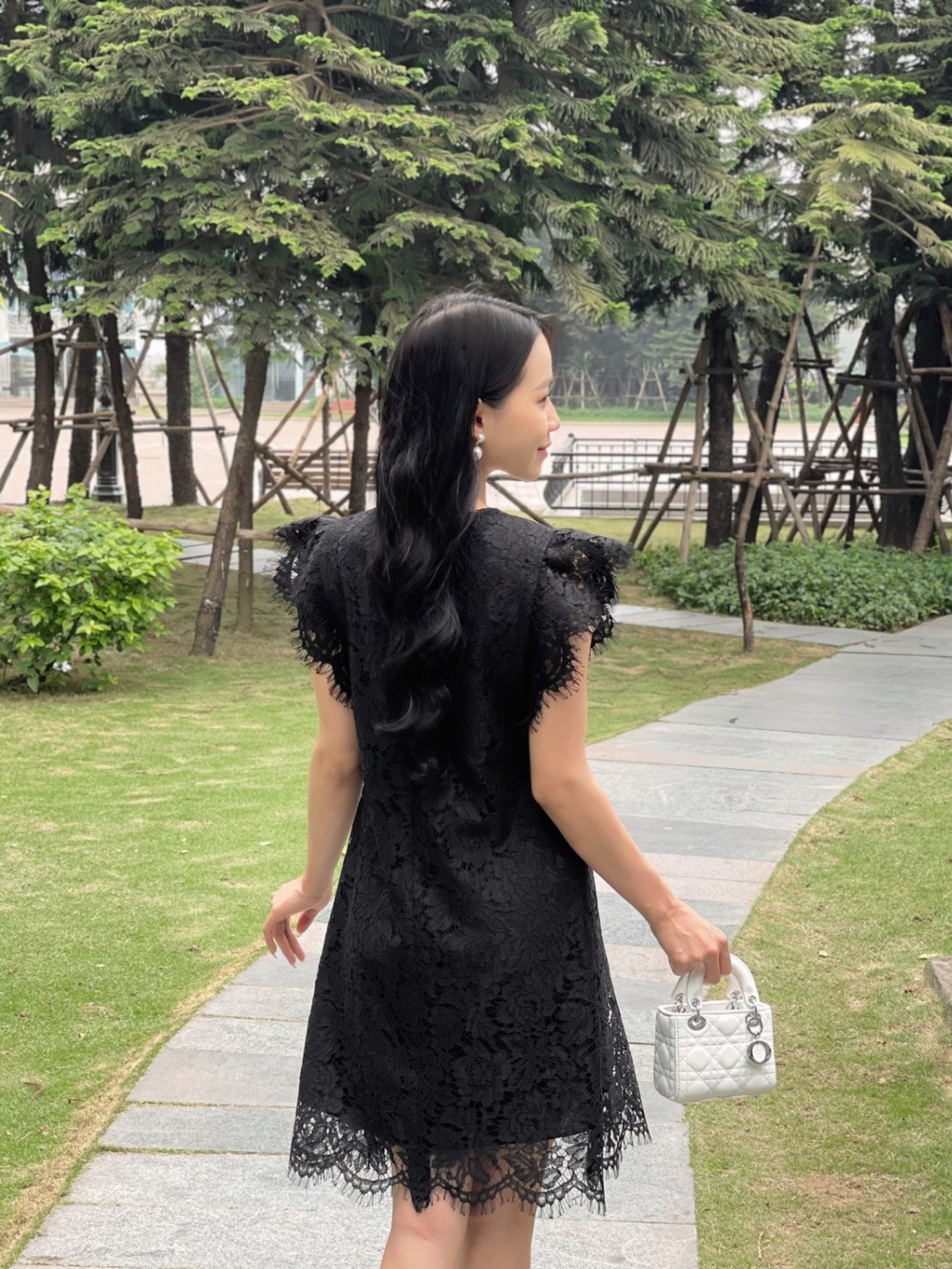 Đầm ren suông, tay 2 tầng