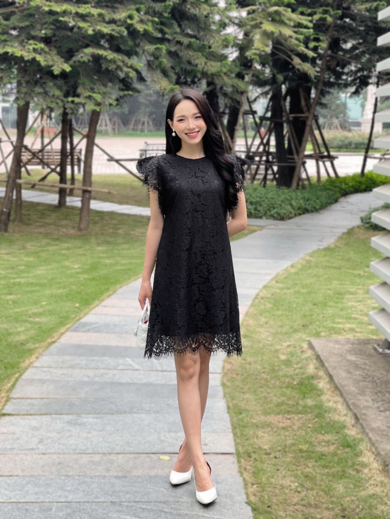 Đầm ren suông, tay 2 tầng
