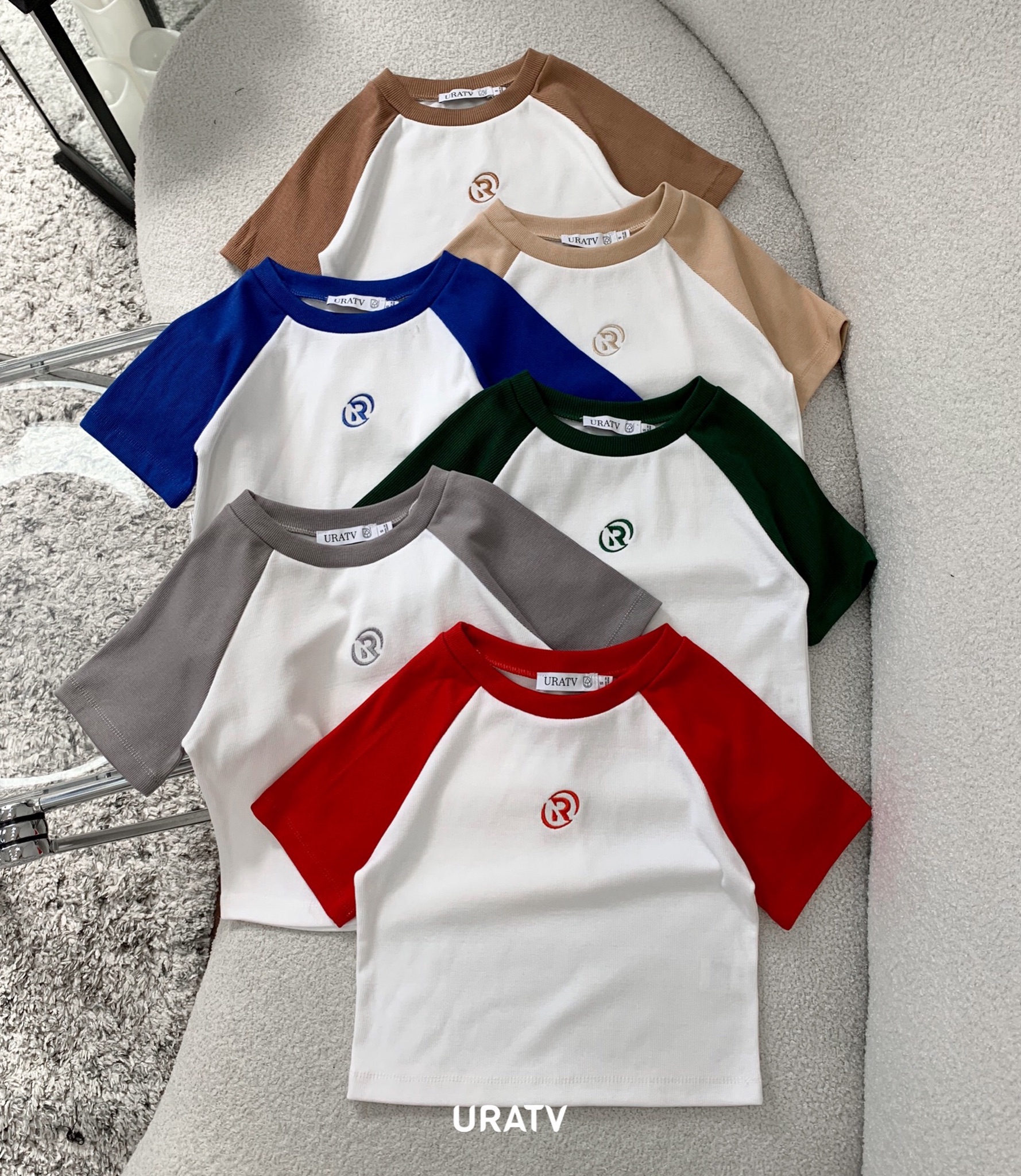 Áo crop top raglan URATV logo R thêu 165