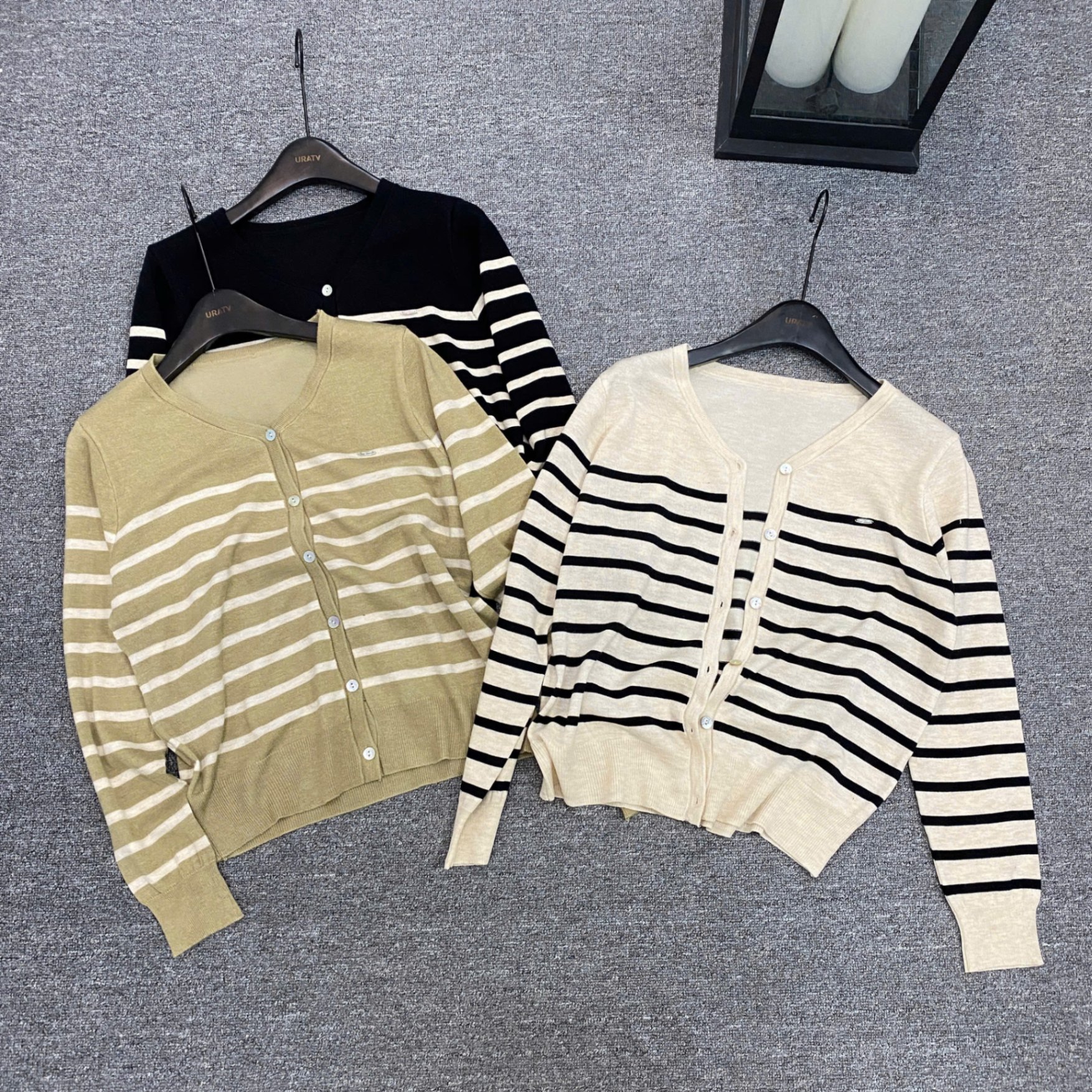 Áo cardigan sọc cổ V nút 305