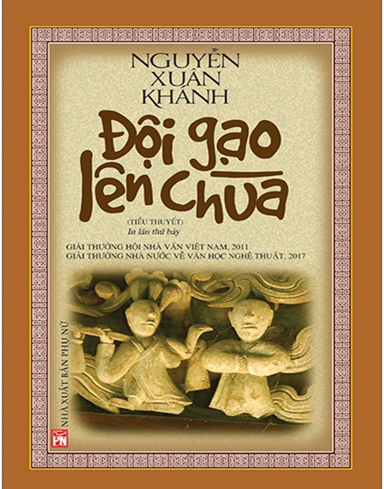 CẢNH BA THIẾU NỮ GÁNH NÓN, MANG THÚNG GẠO HƯỚNG VỀ CỔNG CHÙA