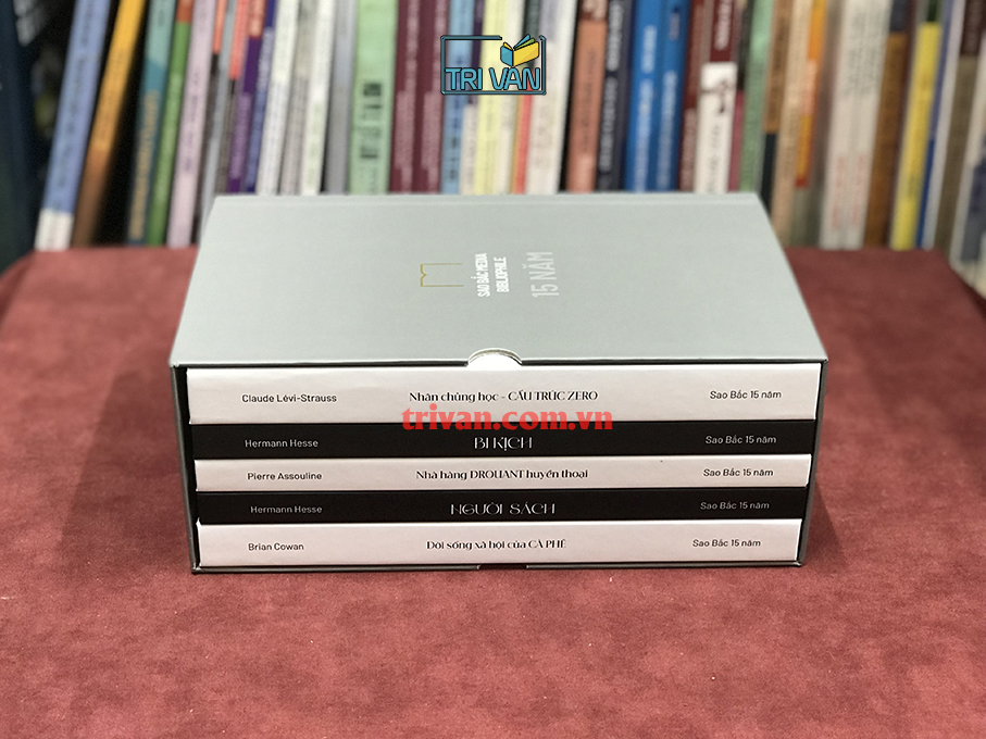 Boxes-5-cuon-sach-ky-niem-15-nam-Sao-Bac-Nguoi-sach-Bi-kich-Nhan-chung-hoc-cau-truc-zero-Doi-song-xa-hoi-cua-ca-phe-Nha-hang-Drouant-huyen-thoai-8.jpg?v=1775452406