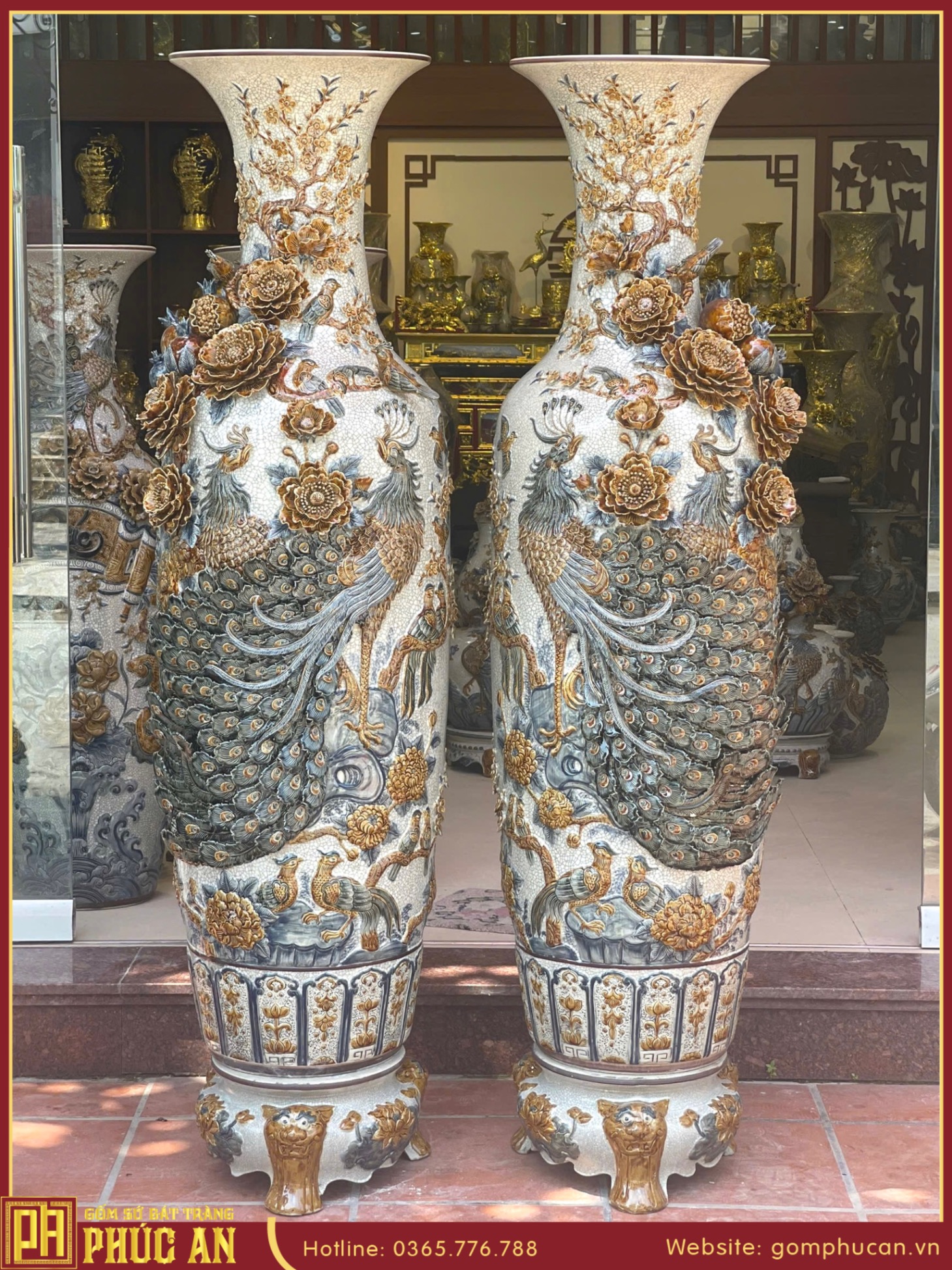Lọ lộc bình “Công Đào” đắp nổi kênh bông