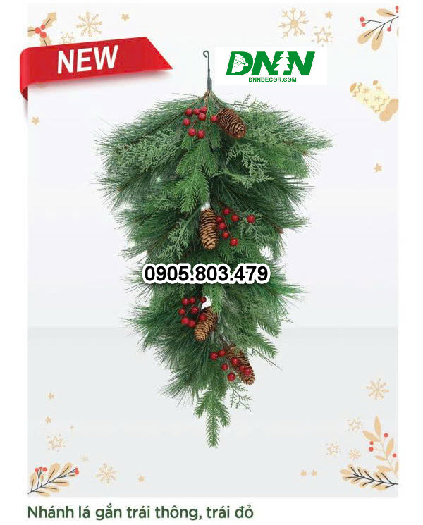 Nhánh lá thông trang trí gắn trái thông và trái đỏ