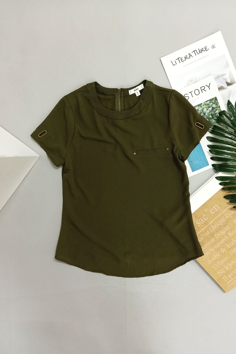 Áo kiểu cổ tròn, tay ngắn, túi giả trước , dây kéo sau MINE