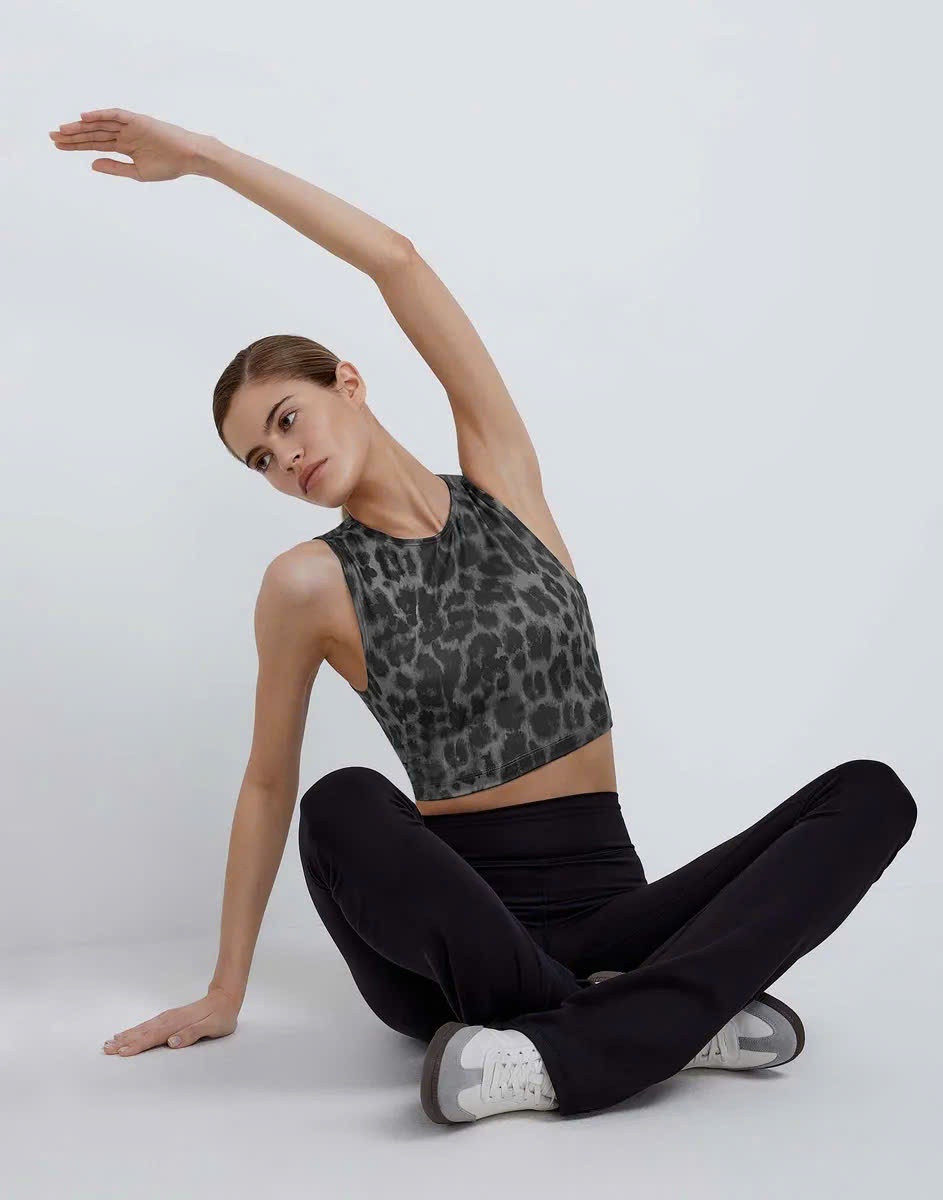 Áo croptop GJ tay sát nách