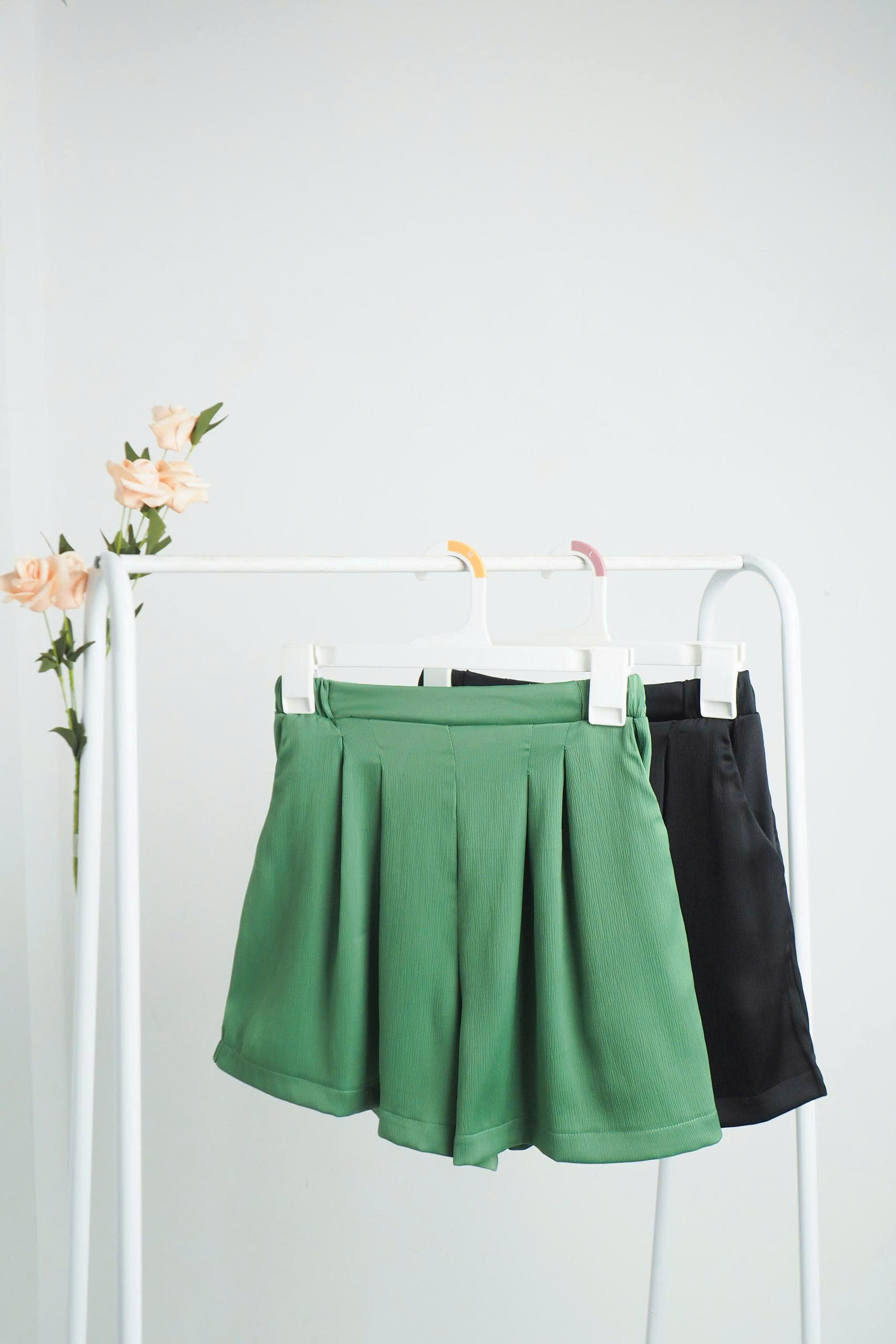 Quần short MNG lụa satin
