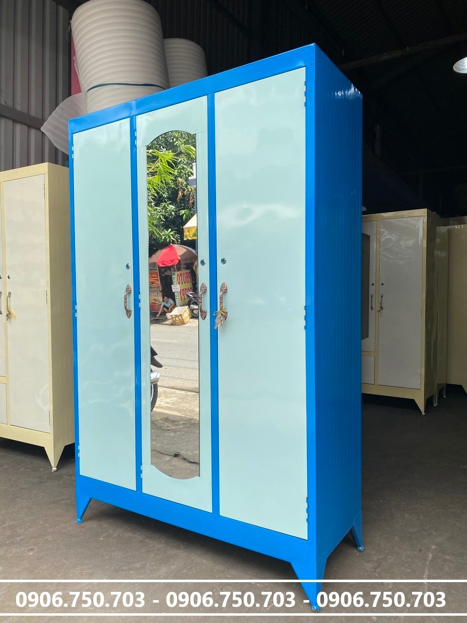 tủ sắt đựng quần áo 3 cửa 1m8 x 1m2