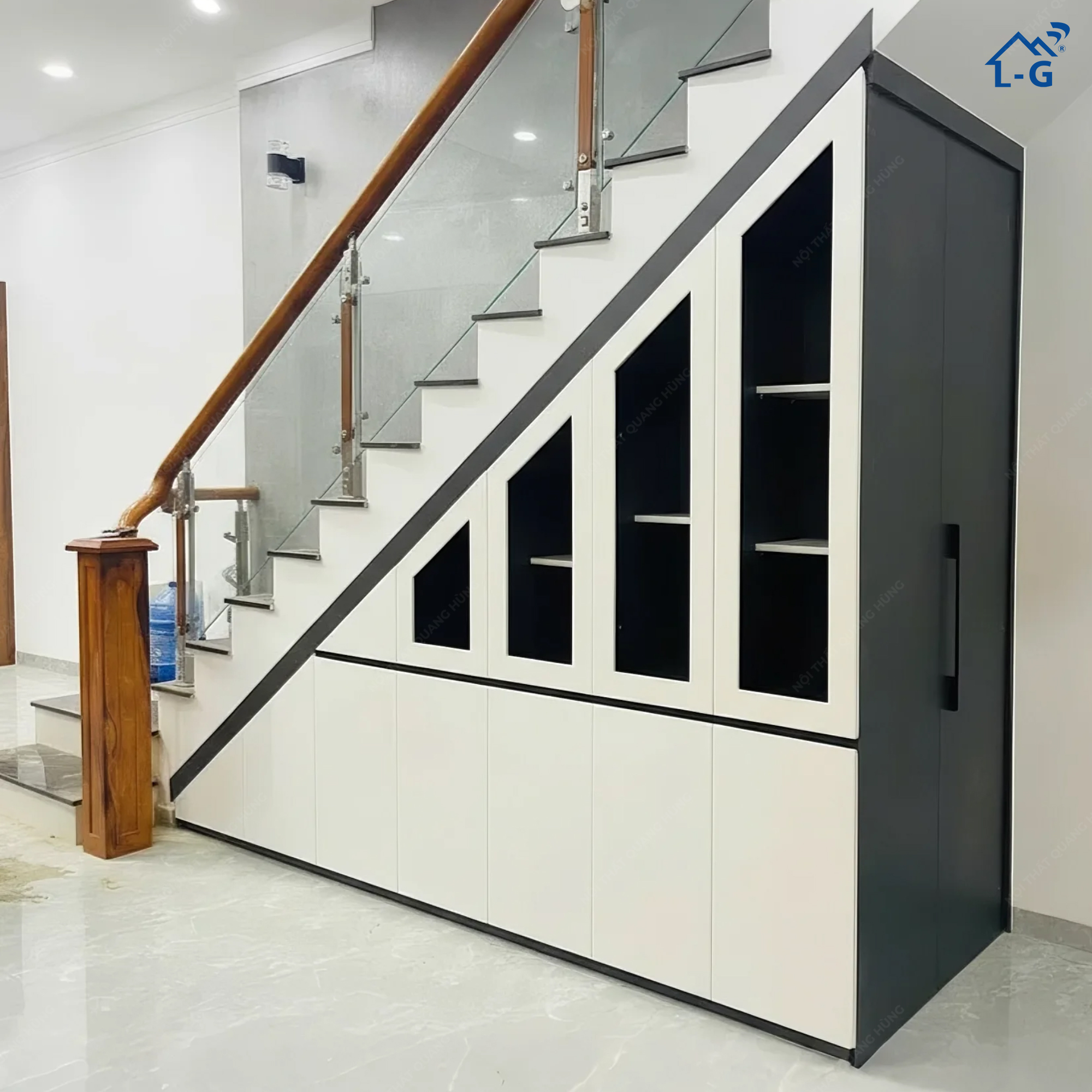 THI CÔNG TỦ CẦU THANG NHỰA ECOPLAST TÍNH THEO MÉT VUÔNG
