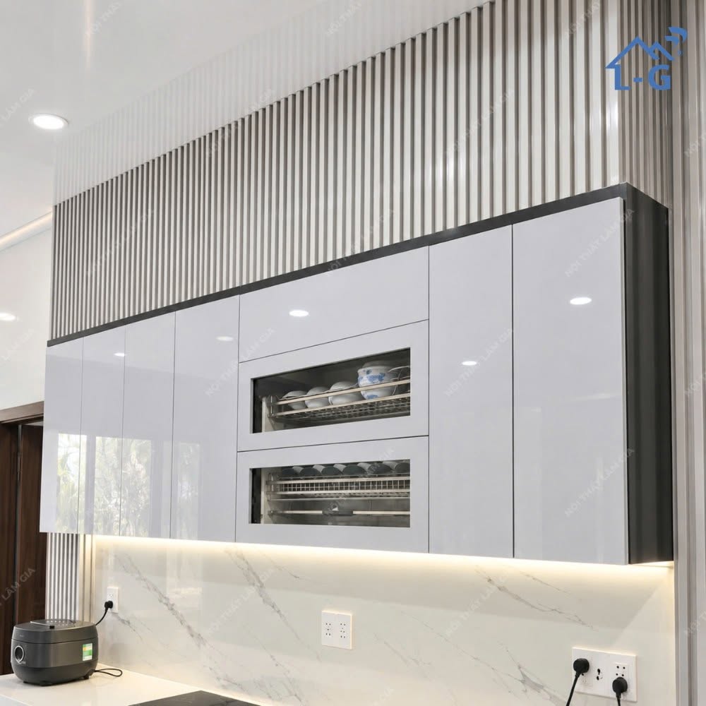 Thi Công Tủ Bếp Khung Nhựa Ecoplast Cánh Nhựa Đặc Phủ Acrylic Tráng Gương (TCTB766-LG)
