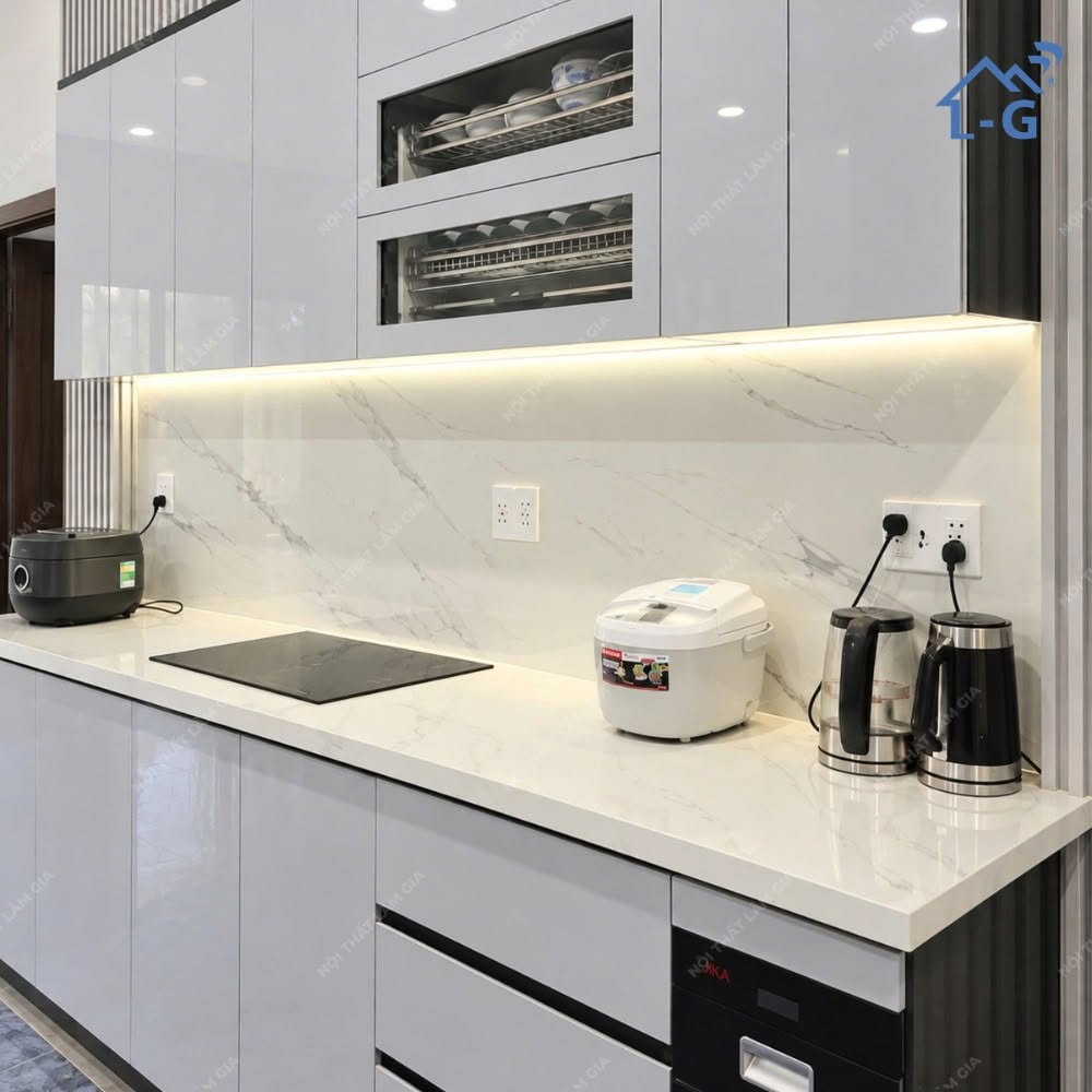 Thi Công Tủ Bếp Khung Nhựa Ecoplast Cánh Nhựa Đặc Phủ Acrylic Tráng Gương (TCTB766-LG)