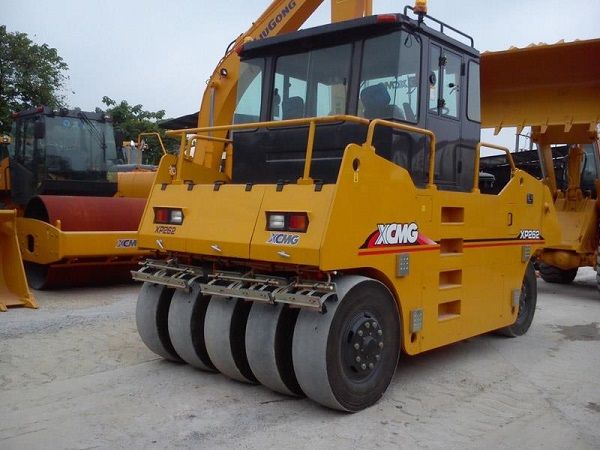 Đọc tên 4 thương hiệu nổi tiếng với dòng xe lu bánh lốp