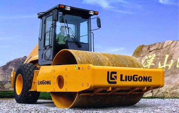 Lái xe lu Liugong qua đường lầy, liệu bạn có biết?