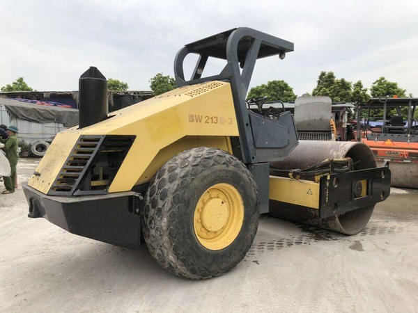 Xe lu rung BOMAG BW213D và giá trên thị trường