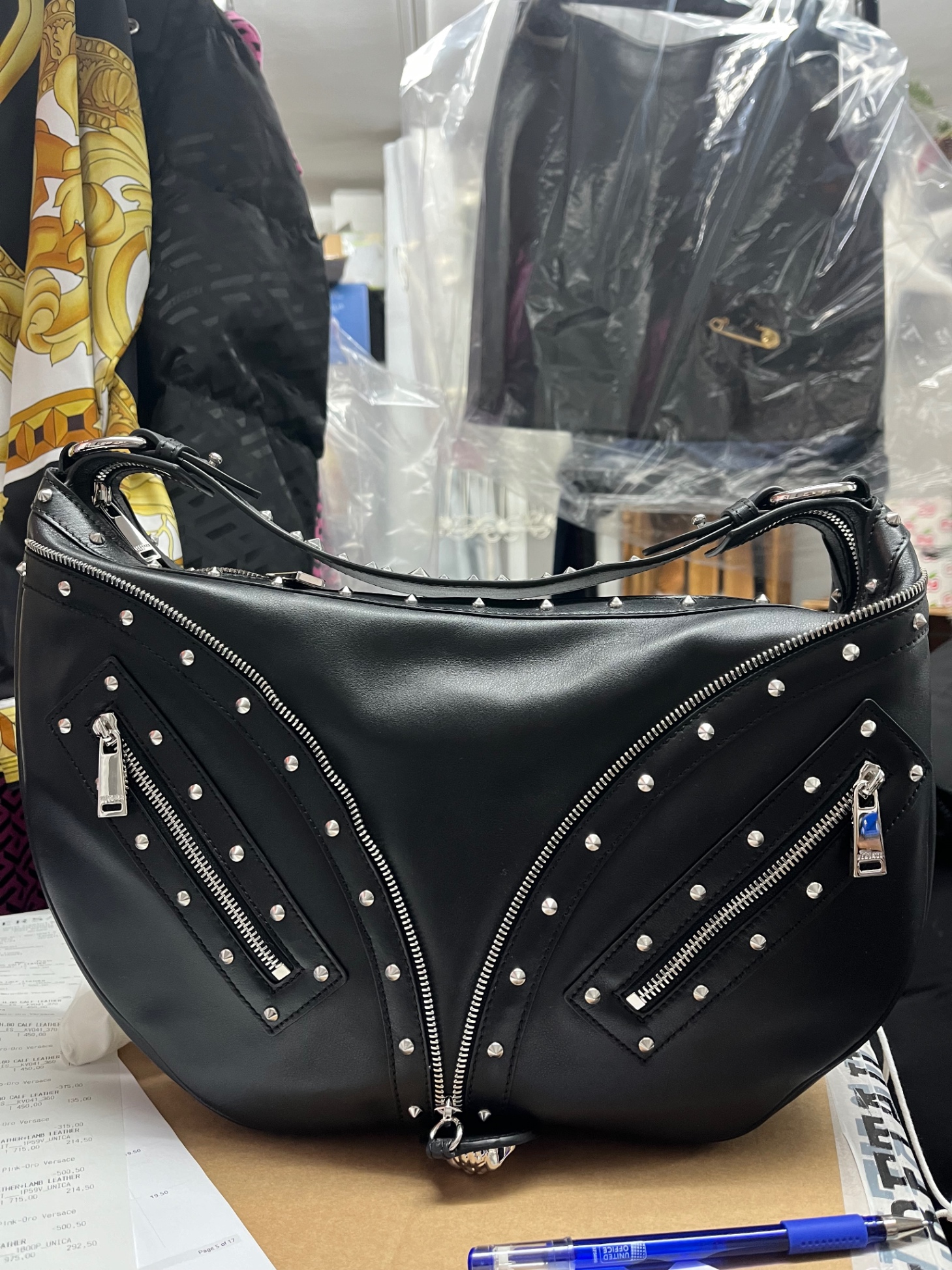 Túi Medium hobo đen Vs - đính đinh ( 40*23*17 )