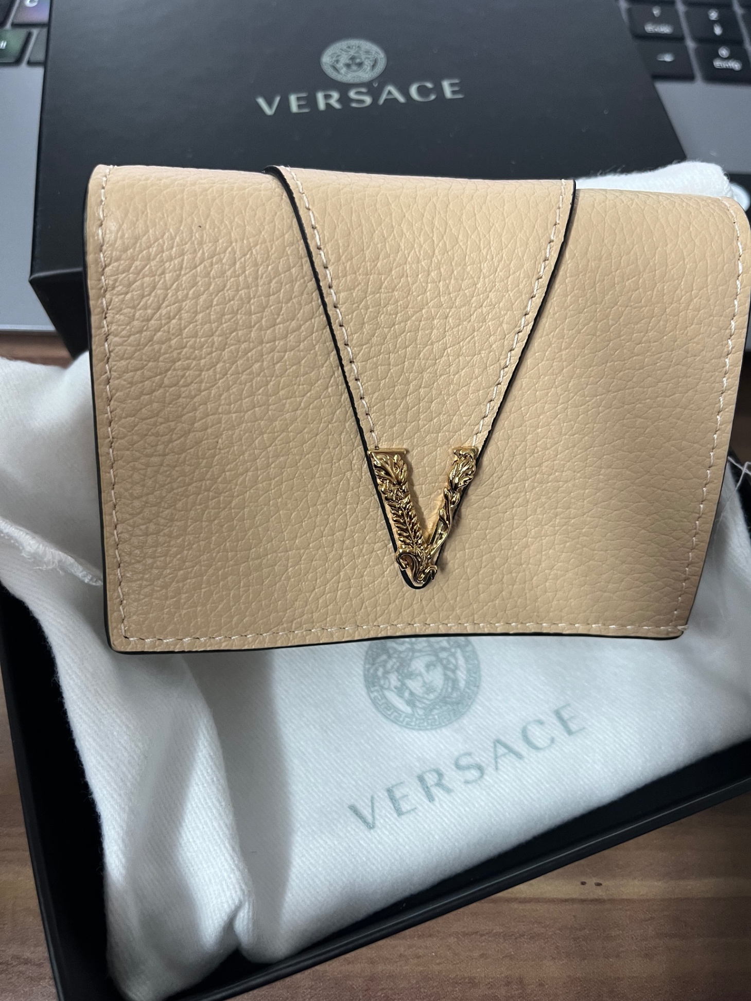 Ví beige Versace - chữ V