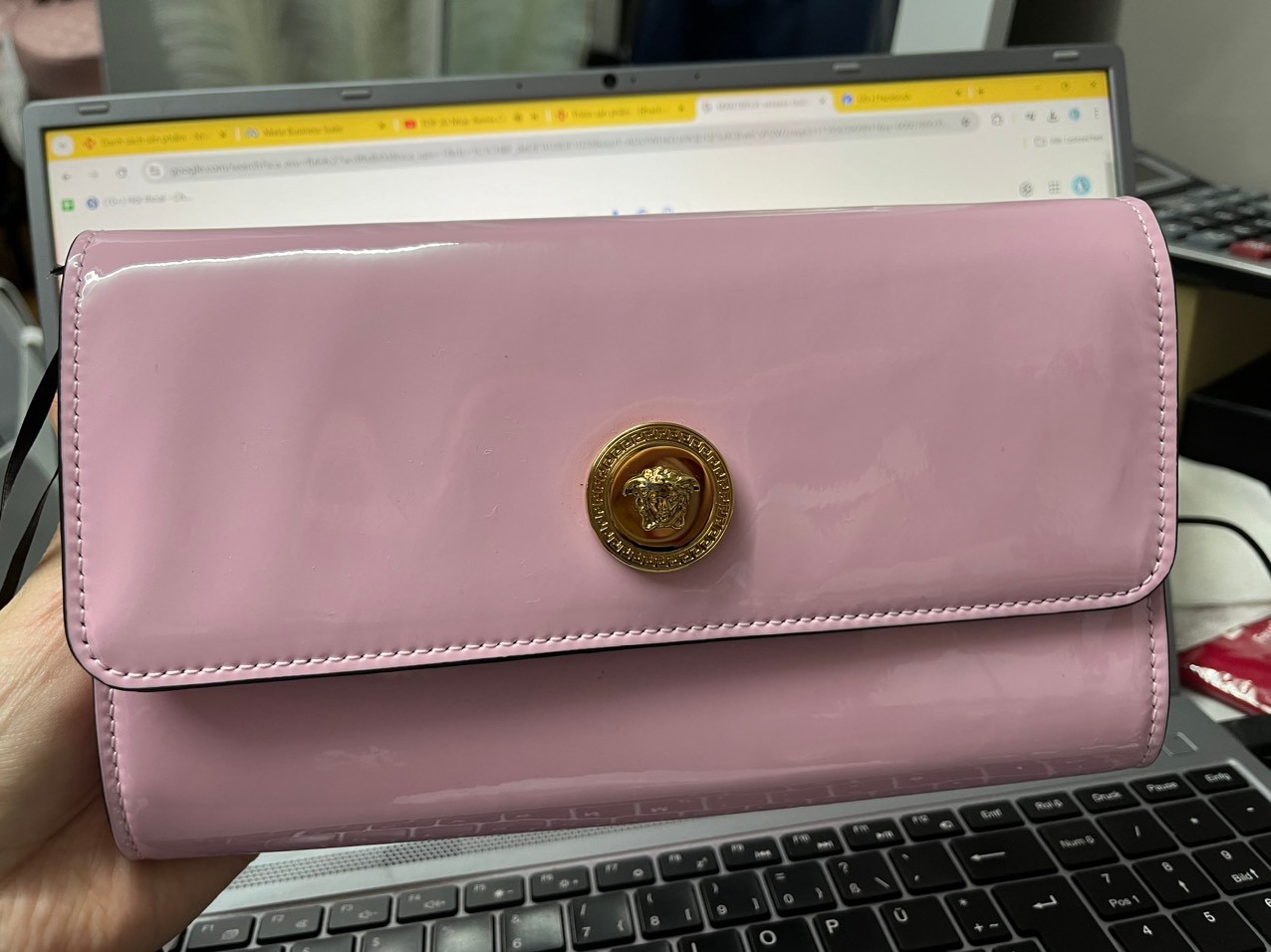 clutch hồng bóng VS