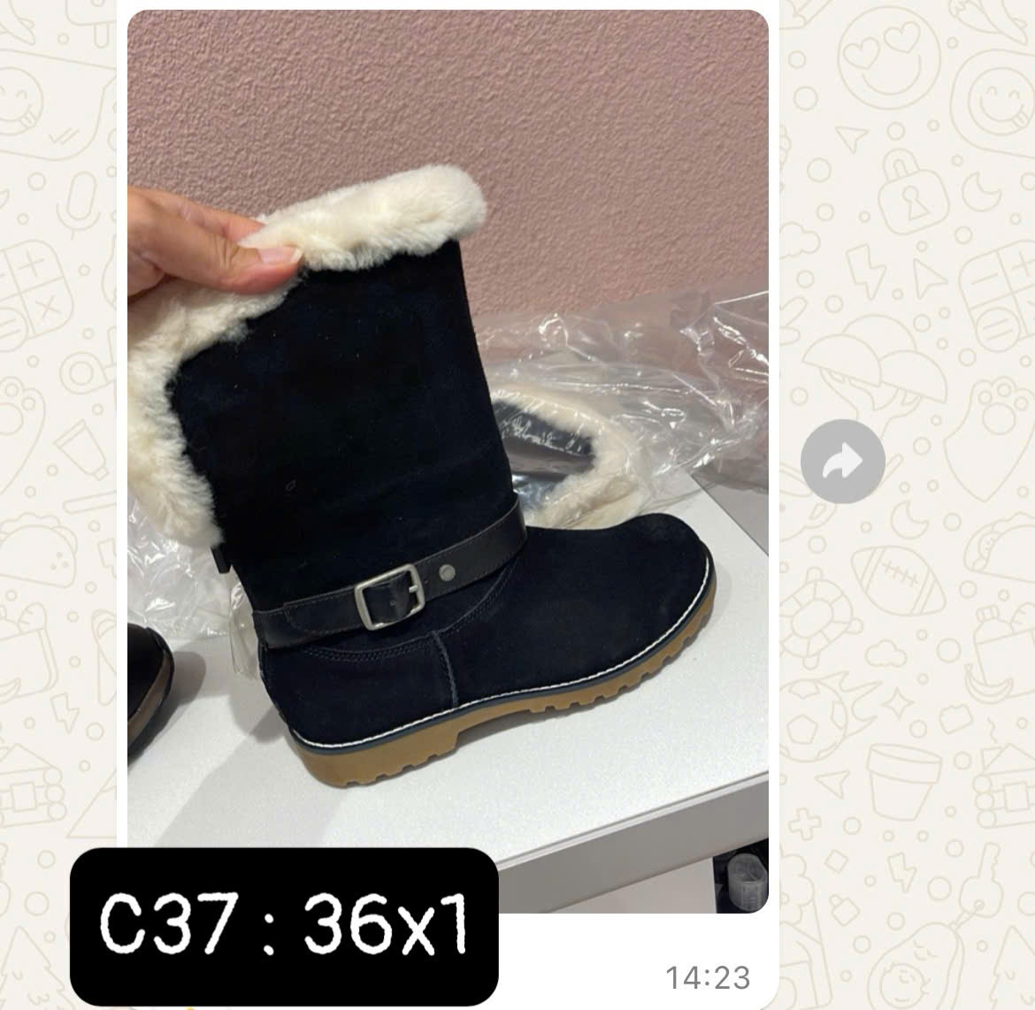 UGG đen cổ lửng viền lông trắng