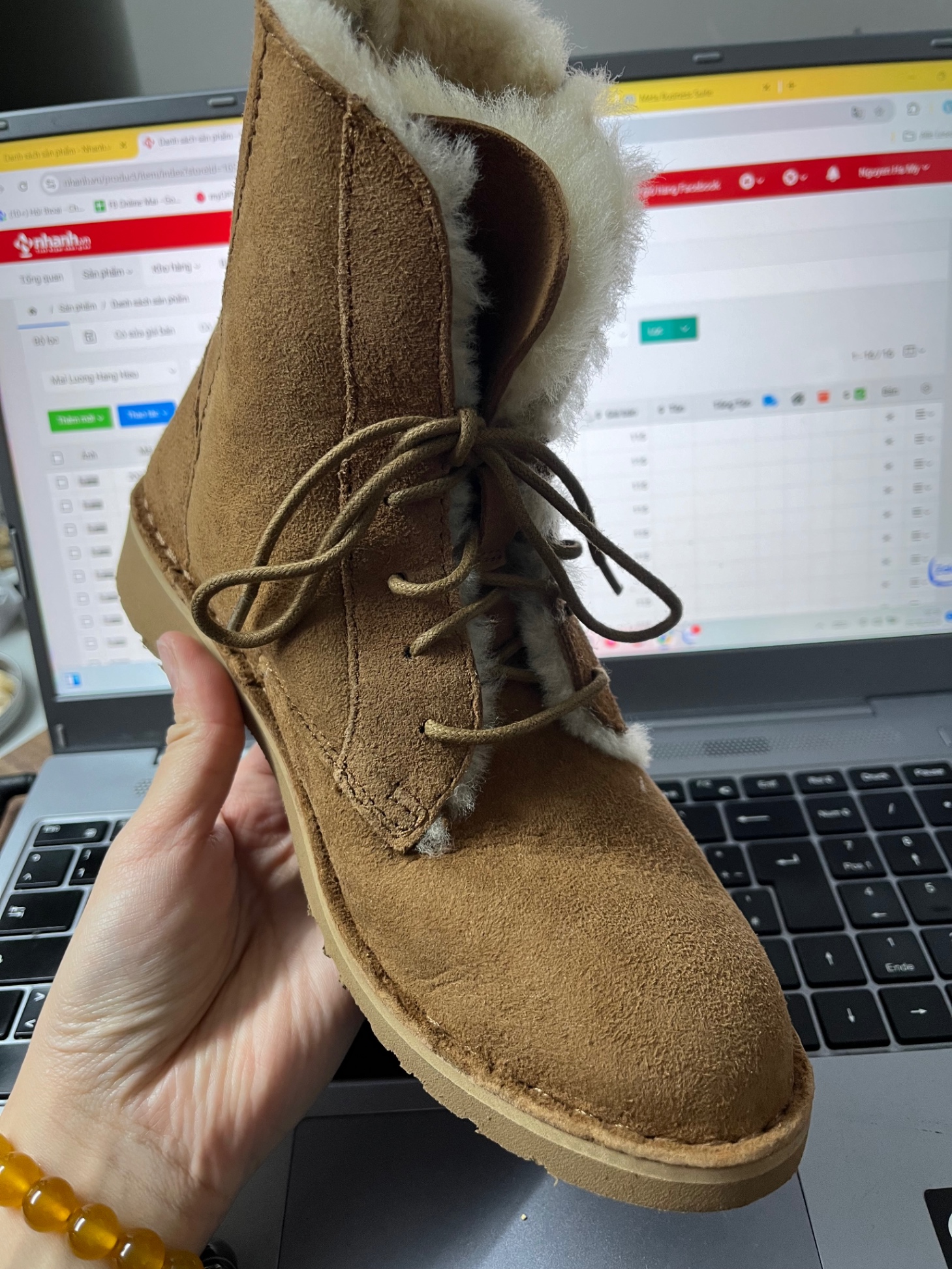 UGG nâu buộc dây