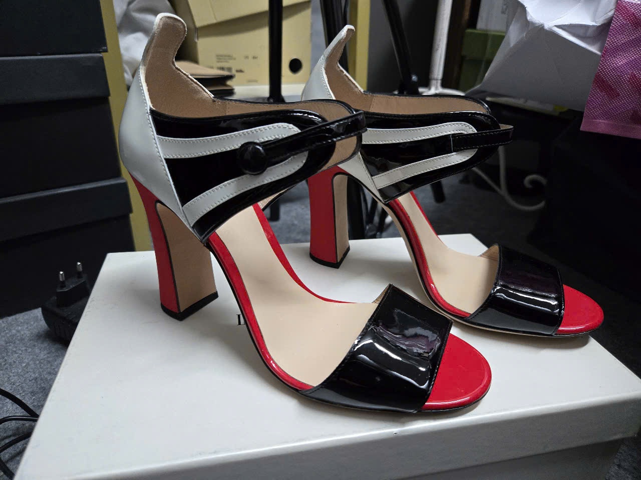 Giày sandal cao gót đen trắng đế phối đỏ - 37
