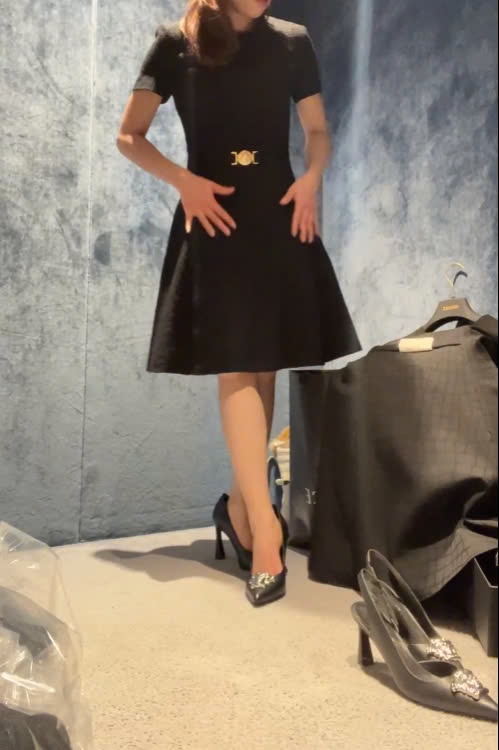 Váy đen VS dạ tweed belt medusa vàng - 1A10296