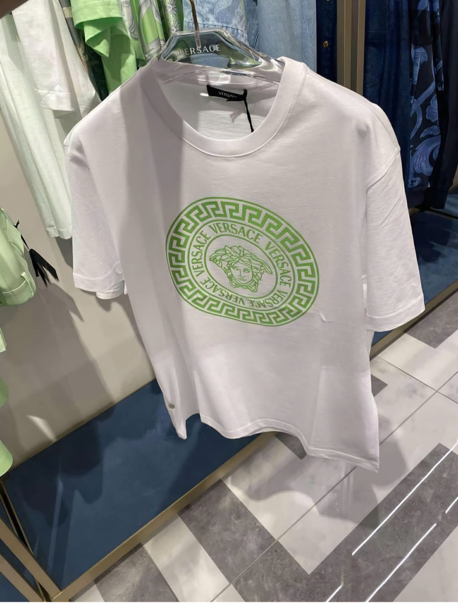 Áo phông VS trắng logo medusa xanh (1A12076)