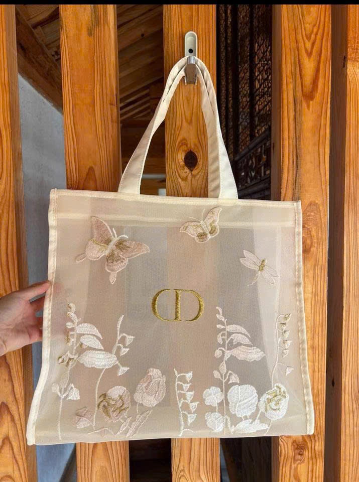 Túi vải lưới Dior màu be họa tiết thêu [QT] - 42x37x13