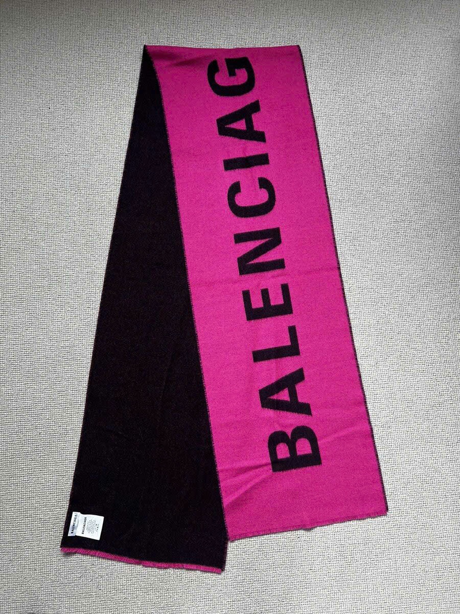 Khăn Balenciaga logo chữ 2 mặt 530047 SNV