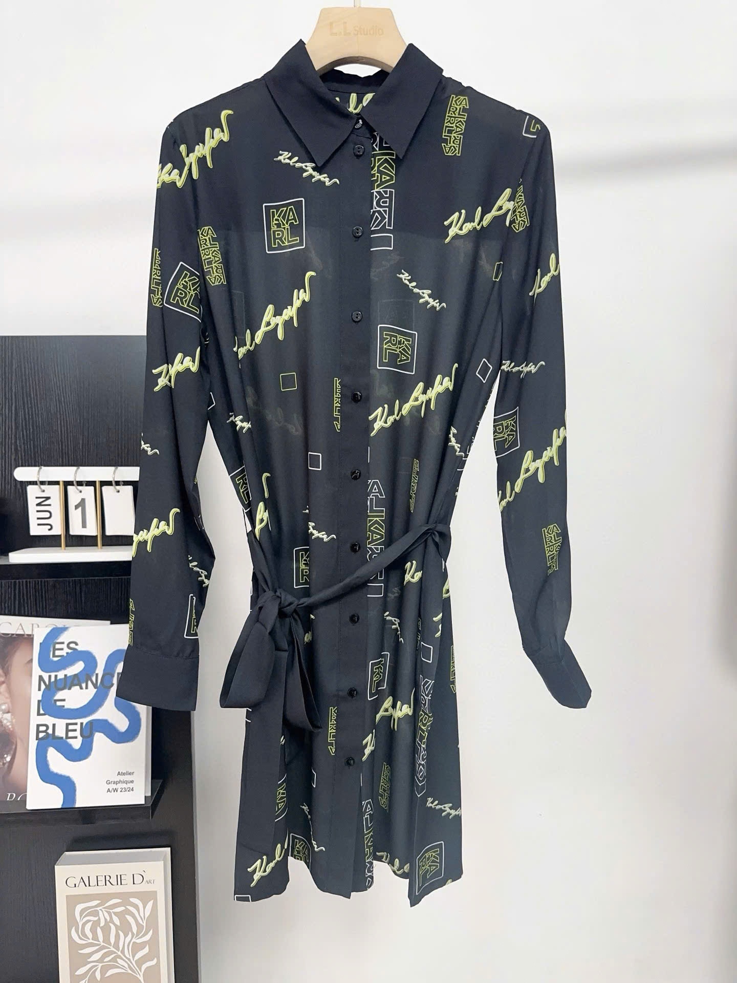 Váy sơ mi Karl dáng ngắn + belt đen full logo - IT40 (XS)