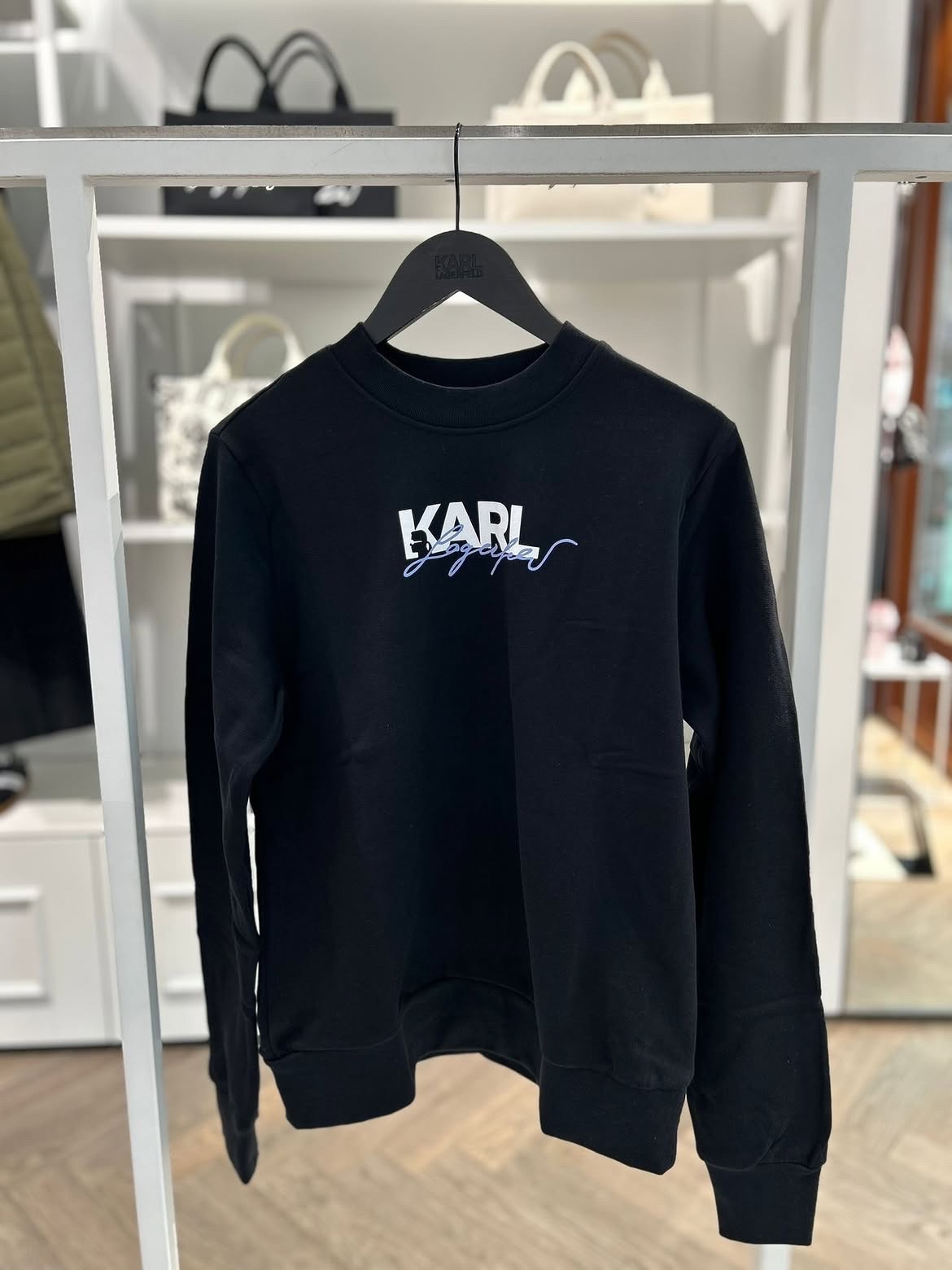 Áo nỉ Karl đen logo trắng xanh - BSW20007