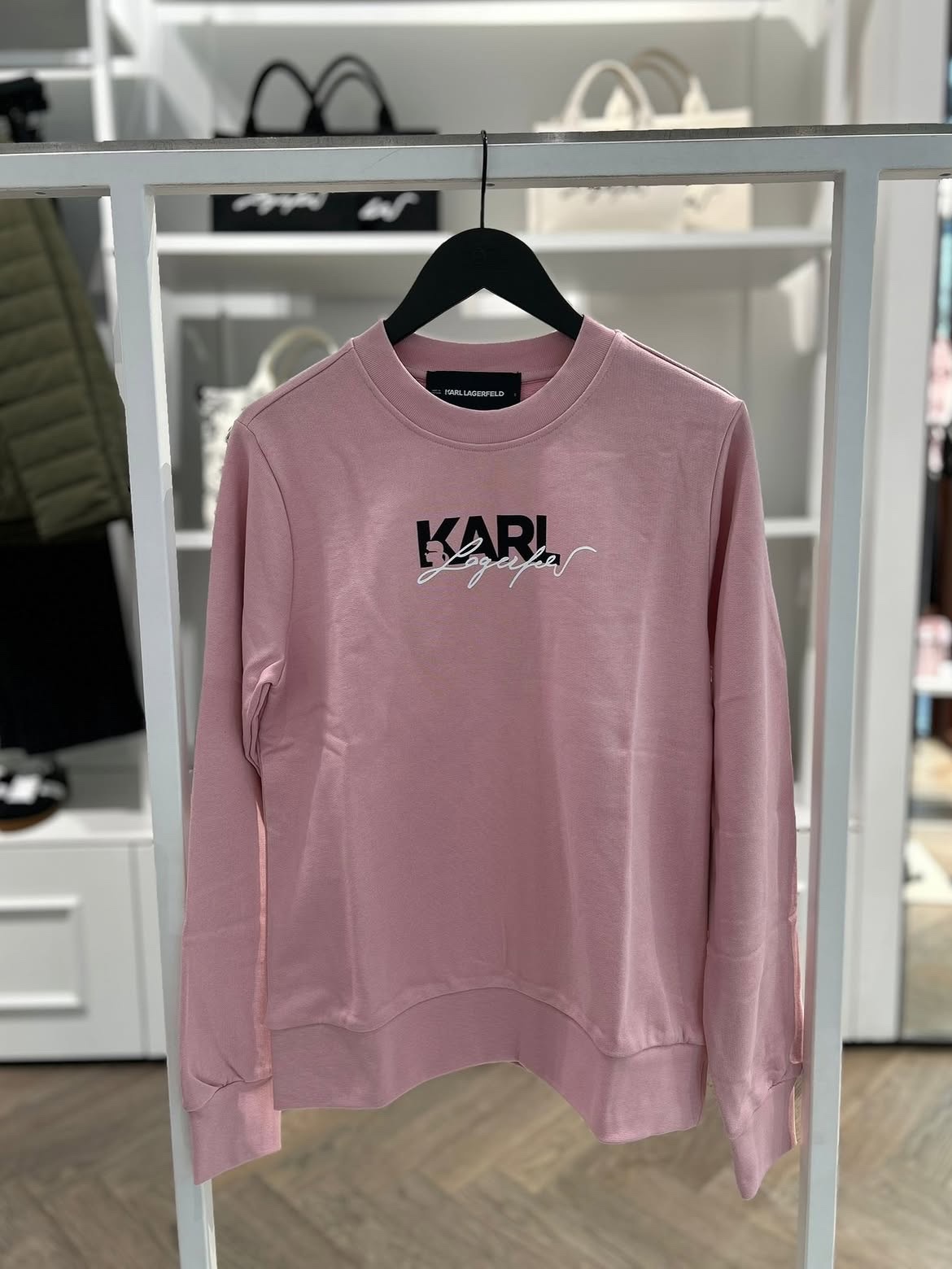 Áo nỉ Karl hồng logo đen trắng - BSW20007