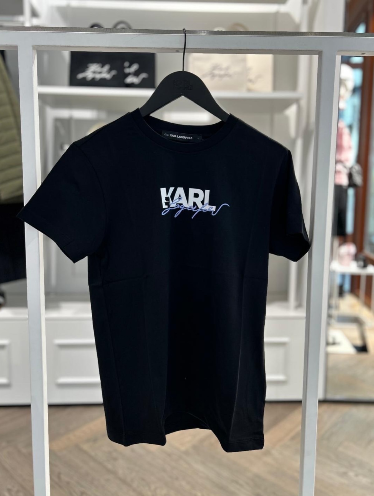 Áo phông Karl đen logo trắng xanh - BSW17011