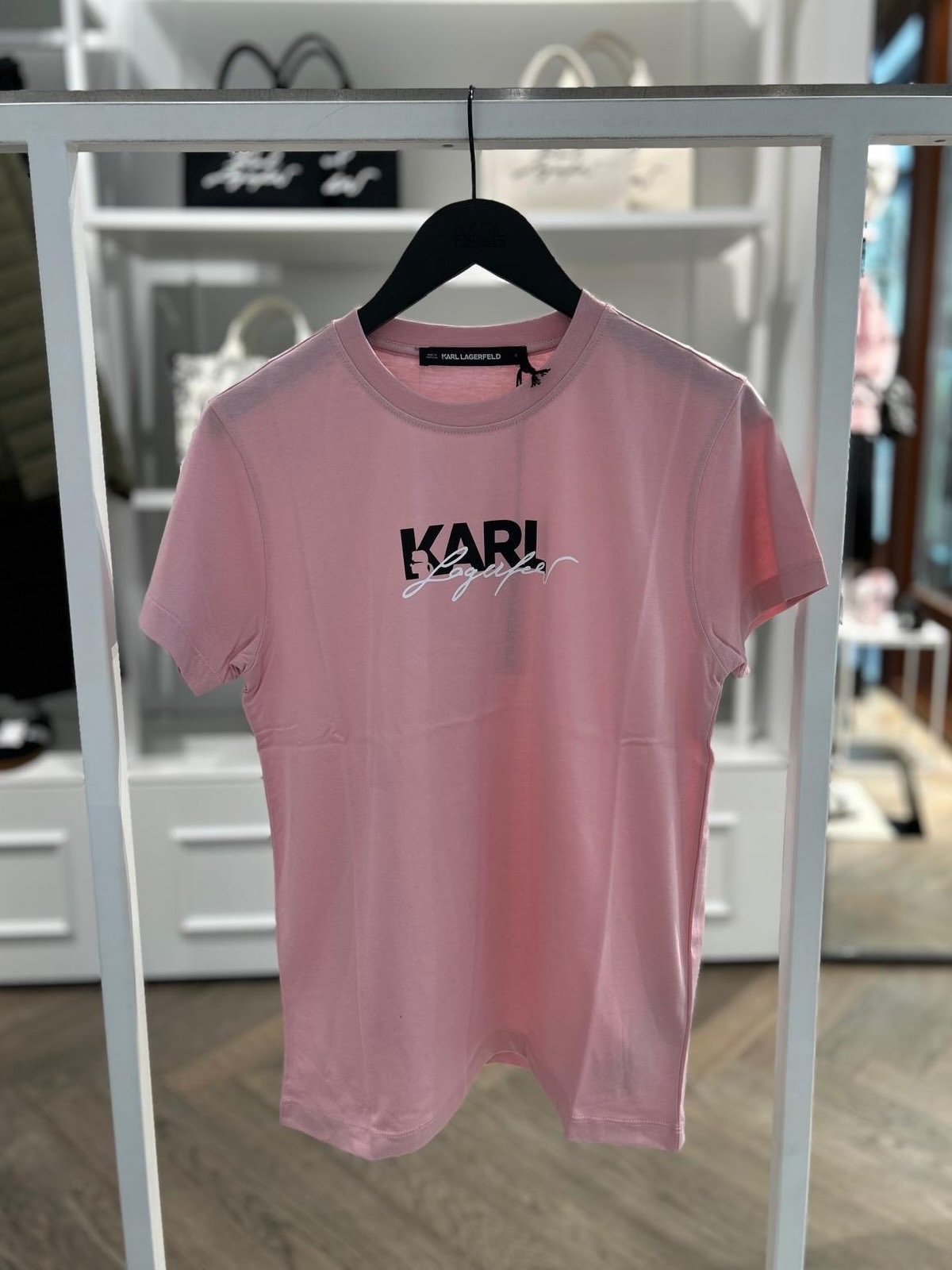 Áo phông Karl hồng logo đen trắng - BSW17011