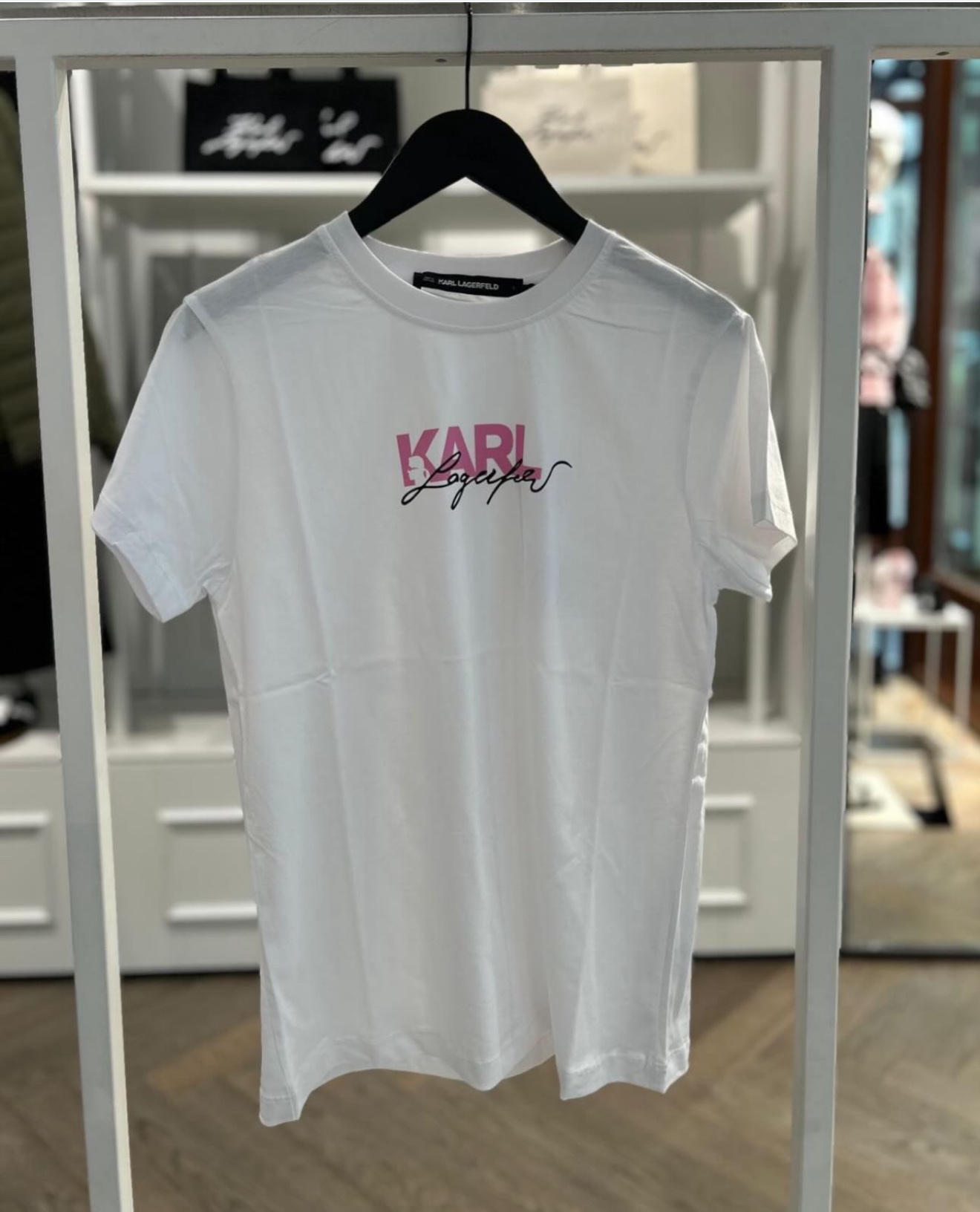 Áo phông Karl trắng logo hồng BSW17011