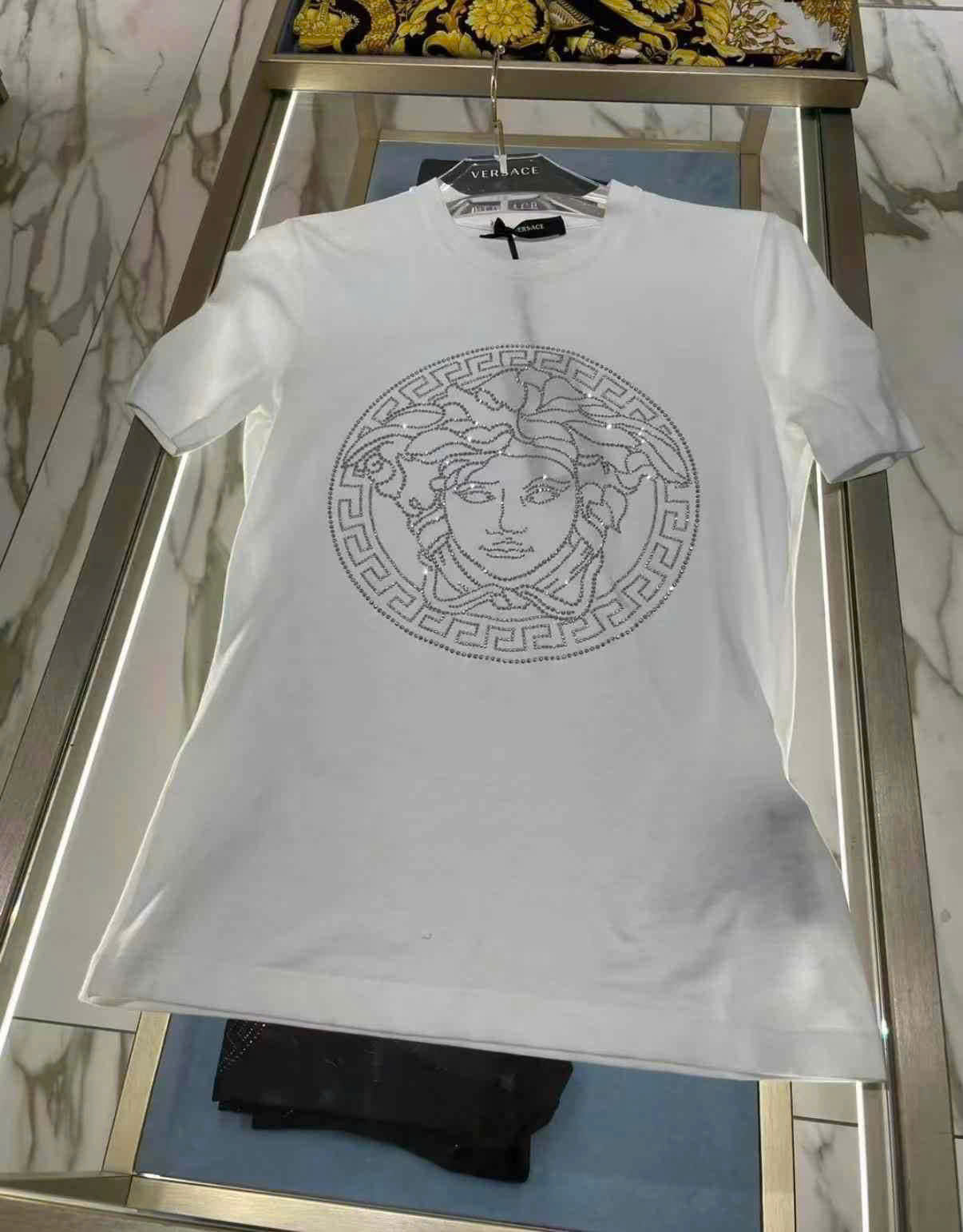 Áo phông VS trắng logo medusa lớn đính đá trắng 1A14054 - 2W210