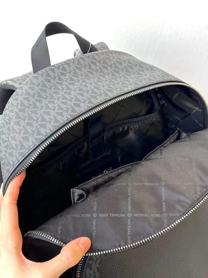 Balo MK màu đen viền logo - 37R6LCOB2L - KT:30x40x13